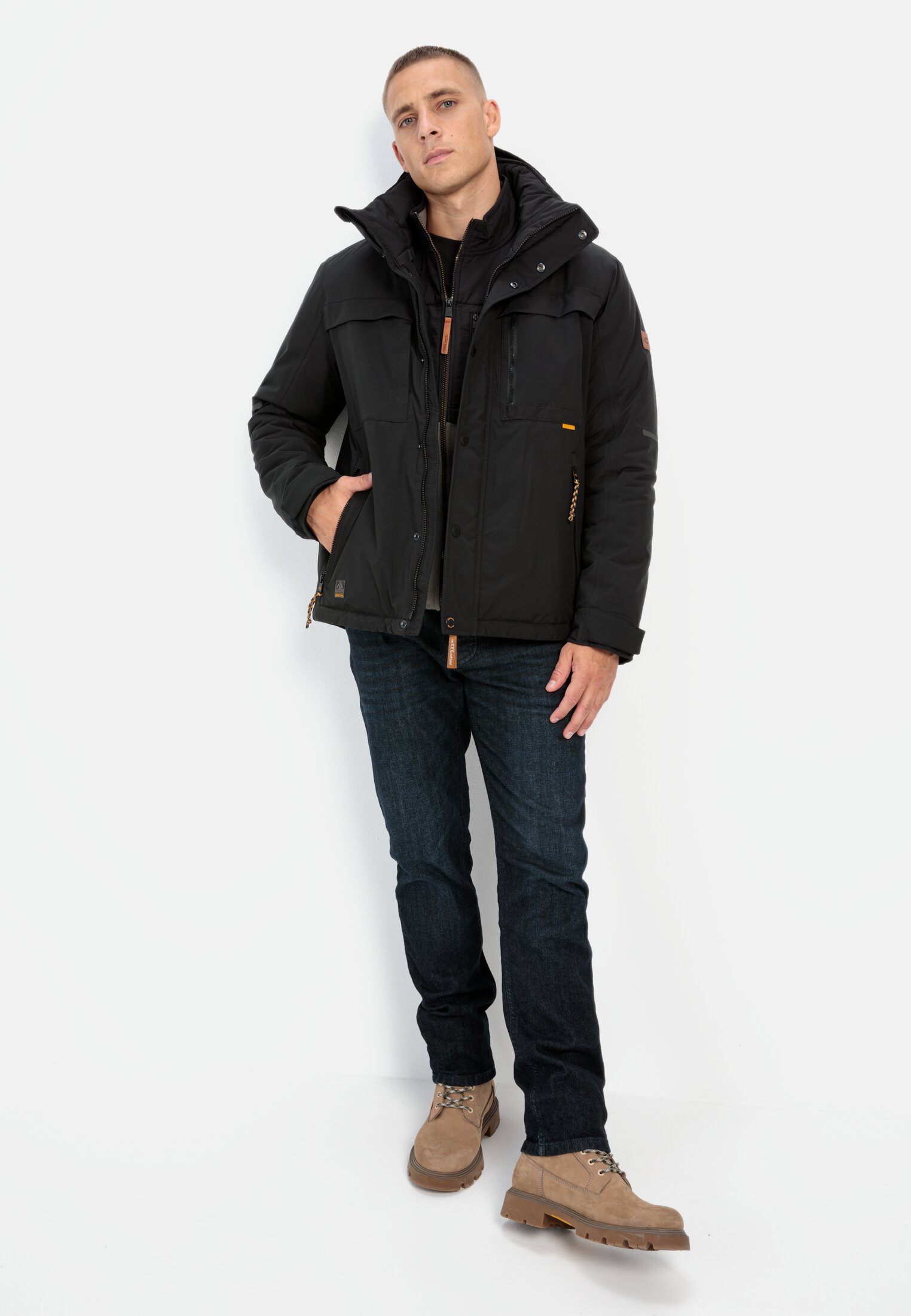 Herren teXXXactive® Funktionsjacke mit abnehmbarer Kapuze Schwarz getragen vorne Ganzkörper