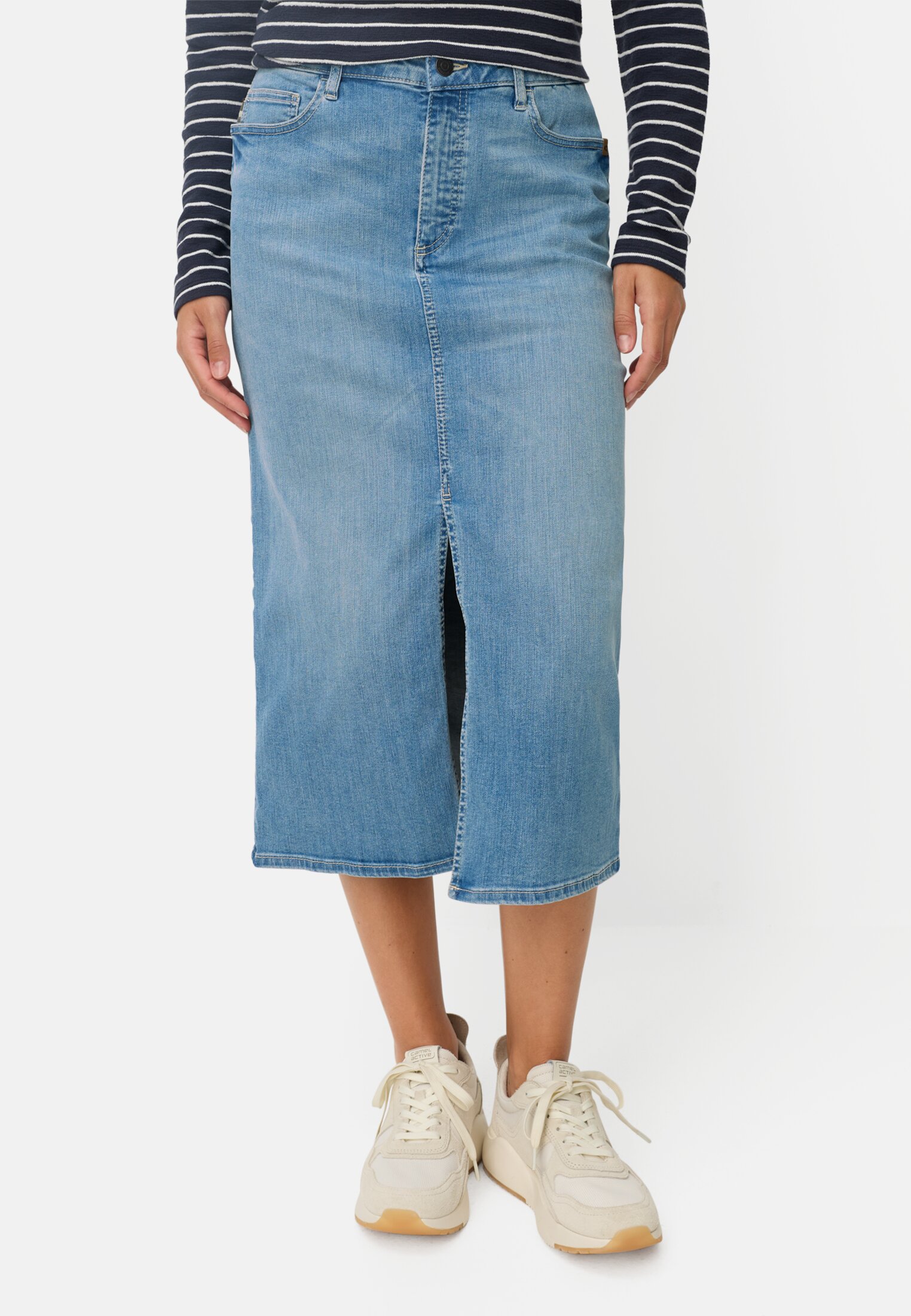 Damen Jeansrock mit 5-Pocket-Design Hellblau getragen vorn