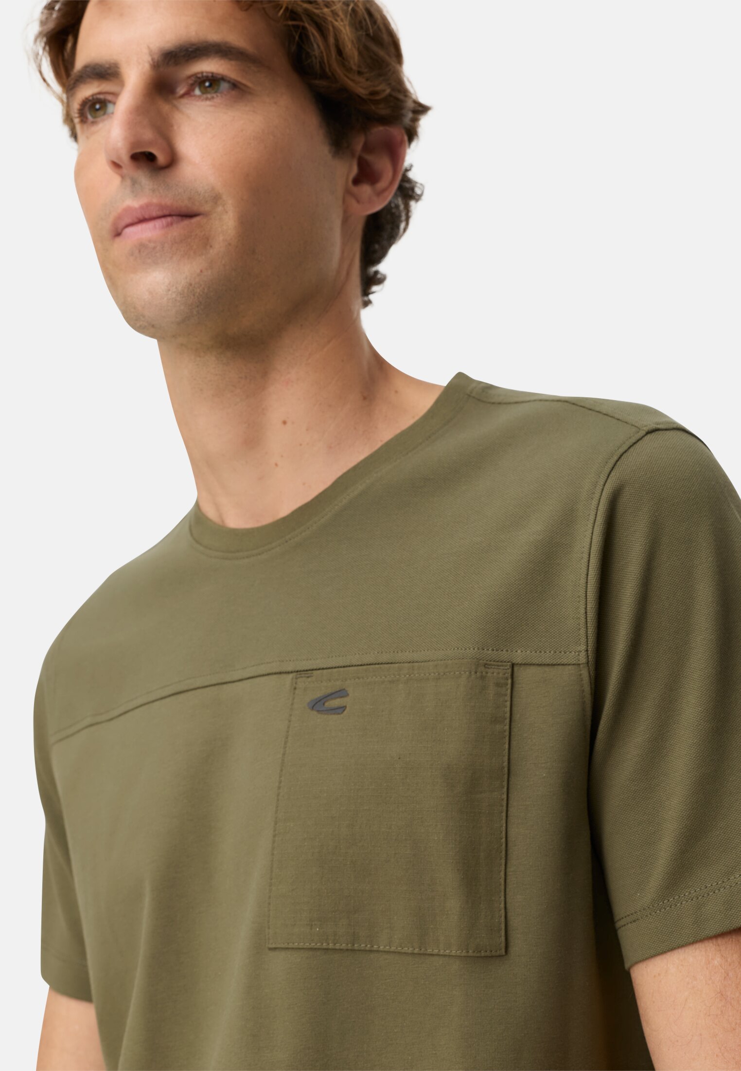 Heren T-shirt met borstzak Olijfgroen gedragen detail dichtbij  