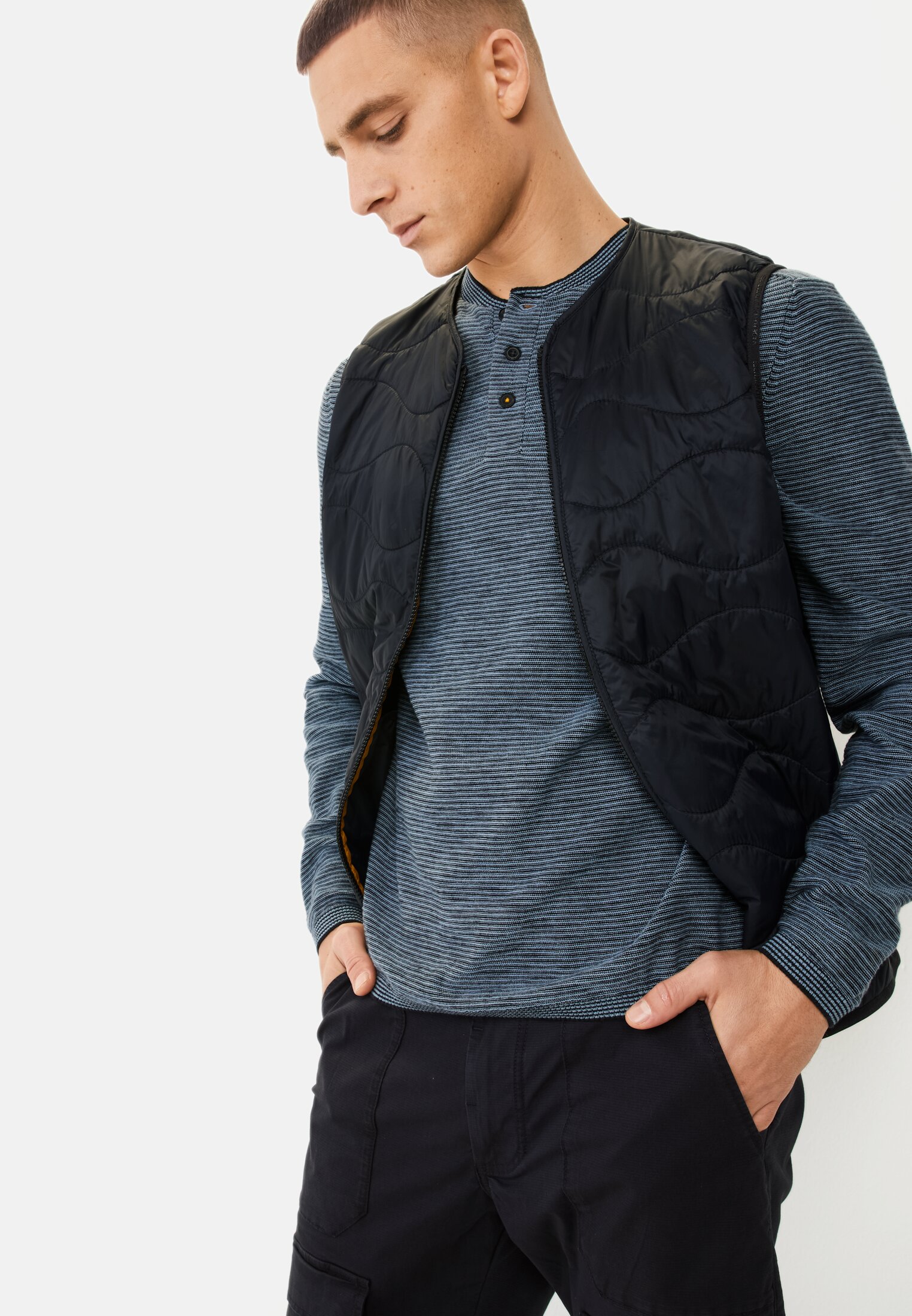 Men Henley long-sleeve shirt made from a cotton blend Blue worn emotional