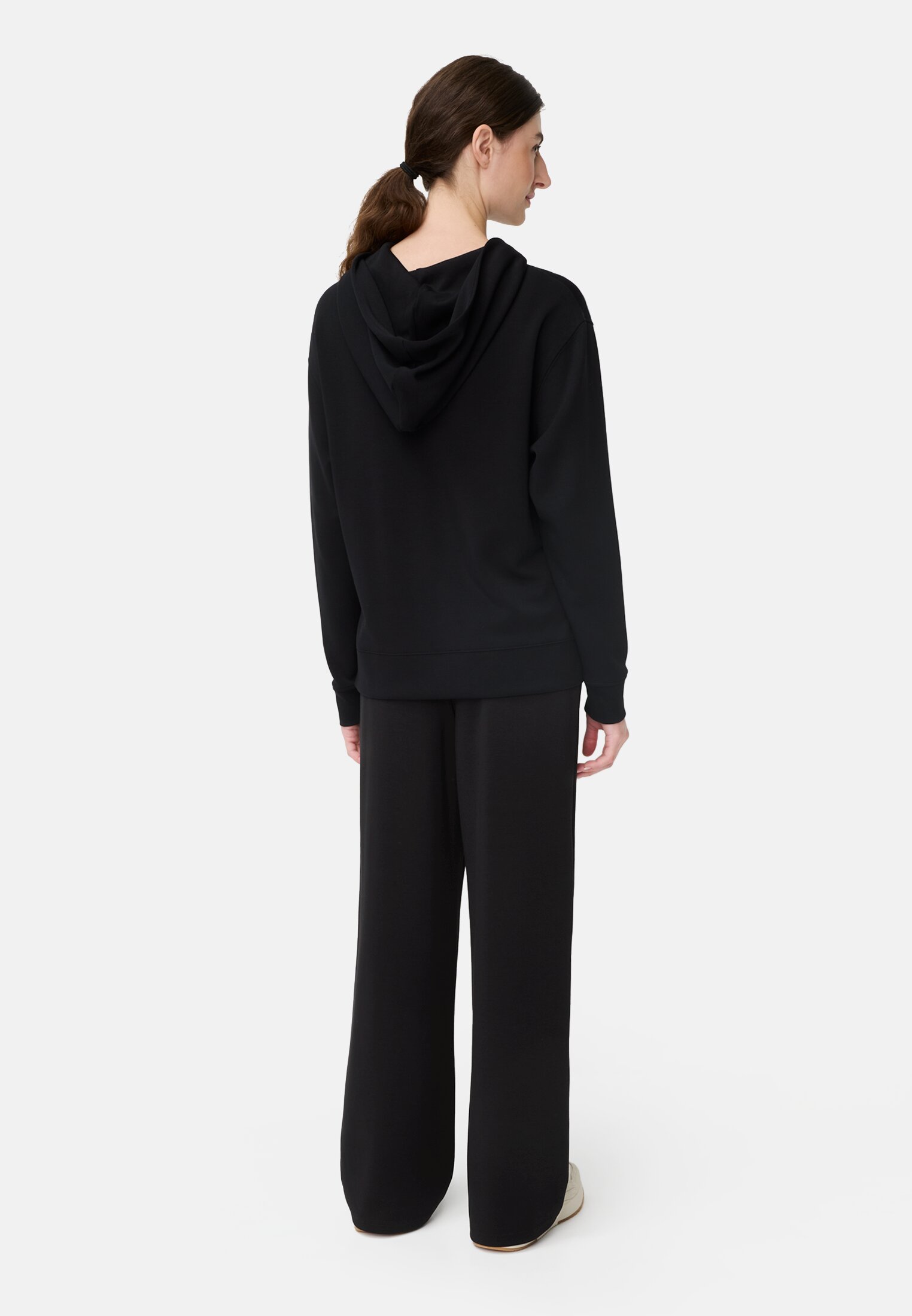 camelactive_Hose_Schwarz_377505-6F04-08_M2 Damen Casual Pants im Jogger-Stil mit elastischem Bund Kaviar getragen hinten