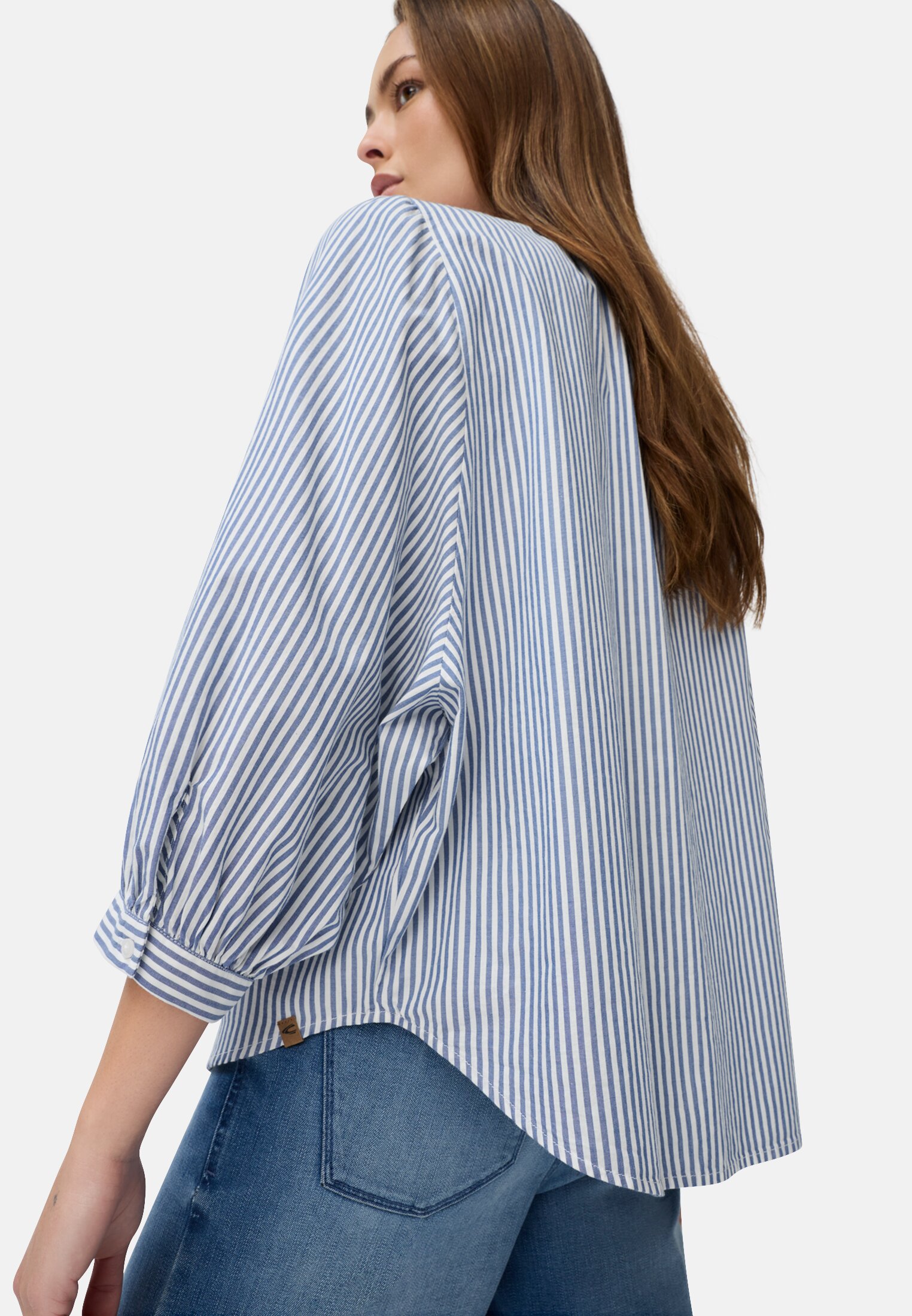 Damen Bluse aus reiner Baumwolle Blau gestreift getragen detailliert nah