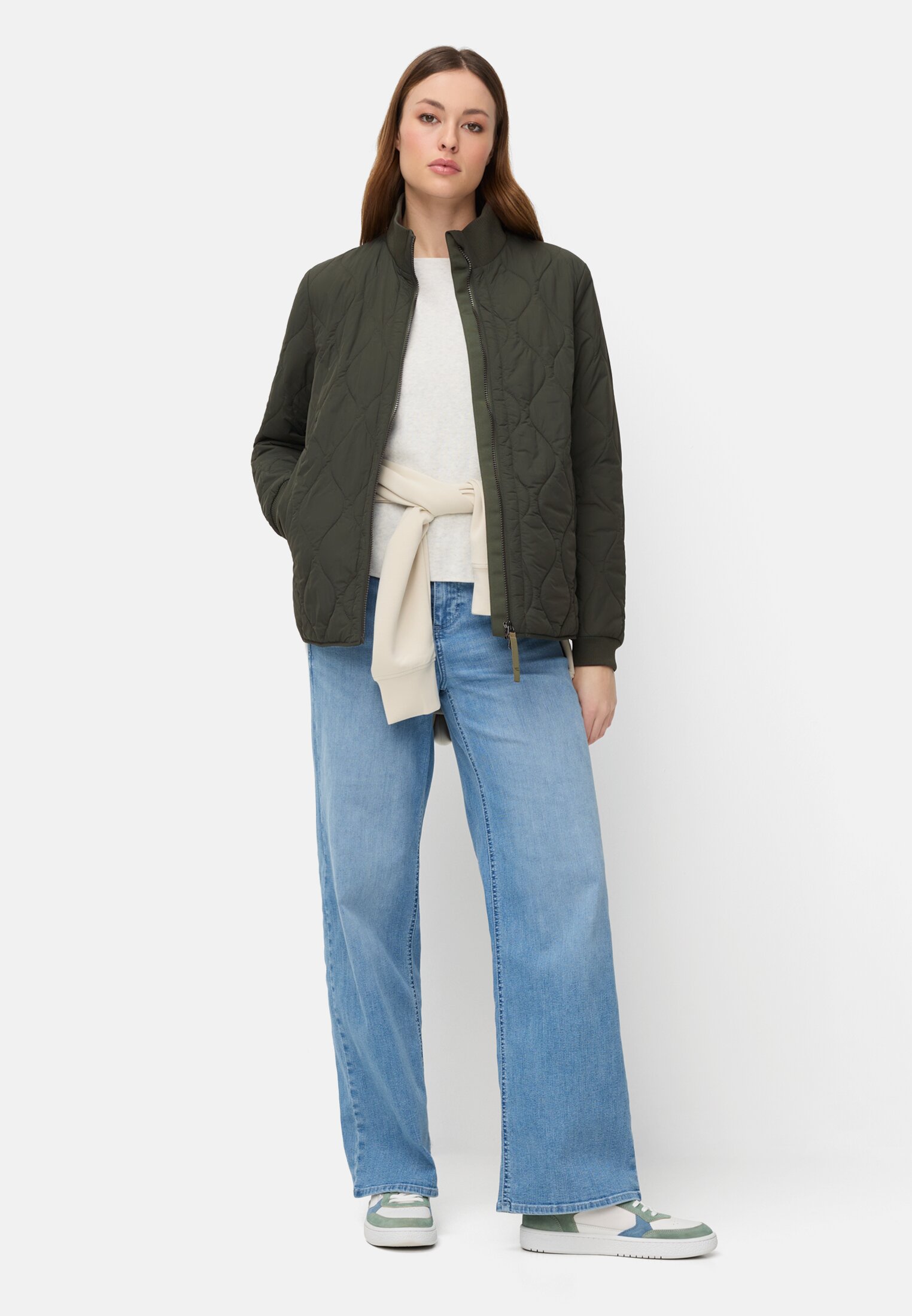 Damen Steppjacke mit Taschen Waldgrün getragen vorne Ganzkörper