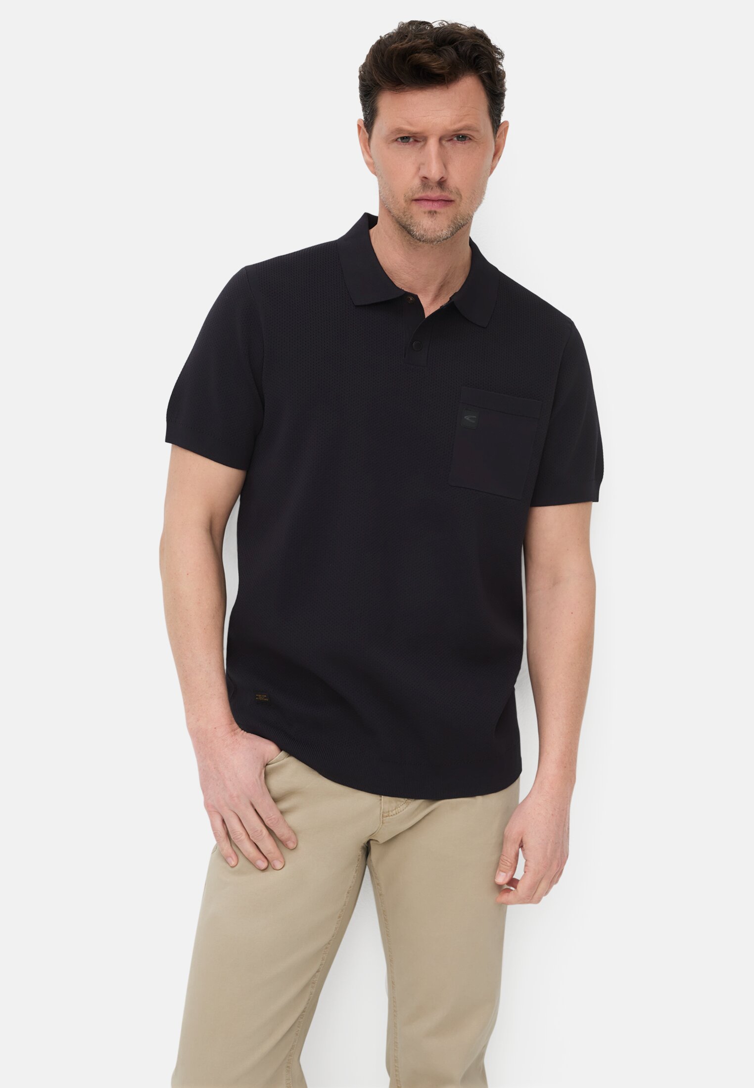 Herren fleXXXactive® Poloshirt aus schnelltrocknendem Material Dunkelblau getragen emotional