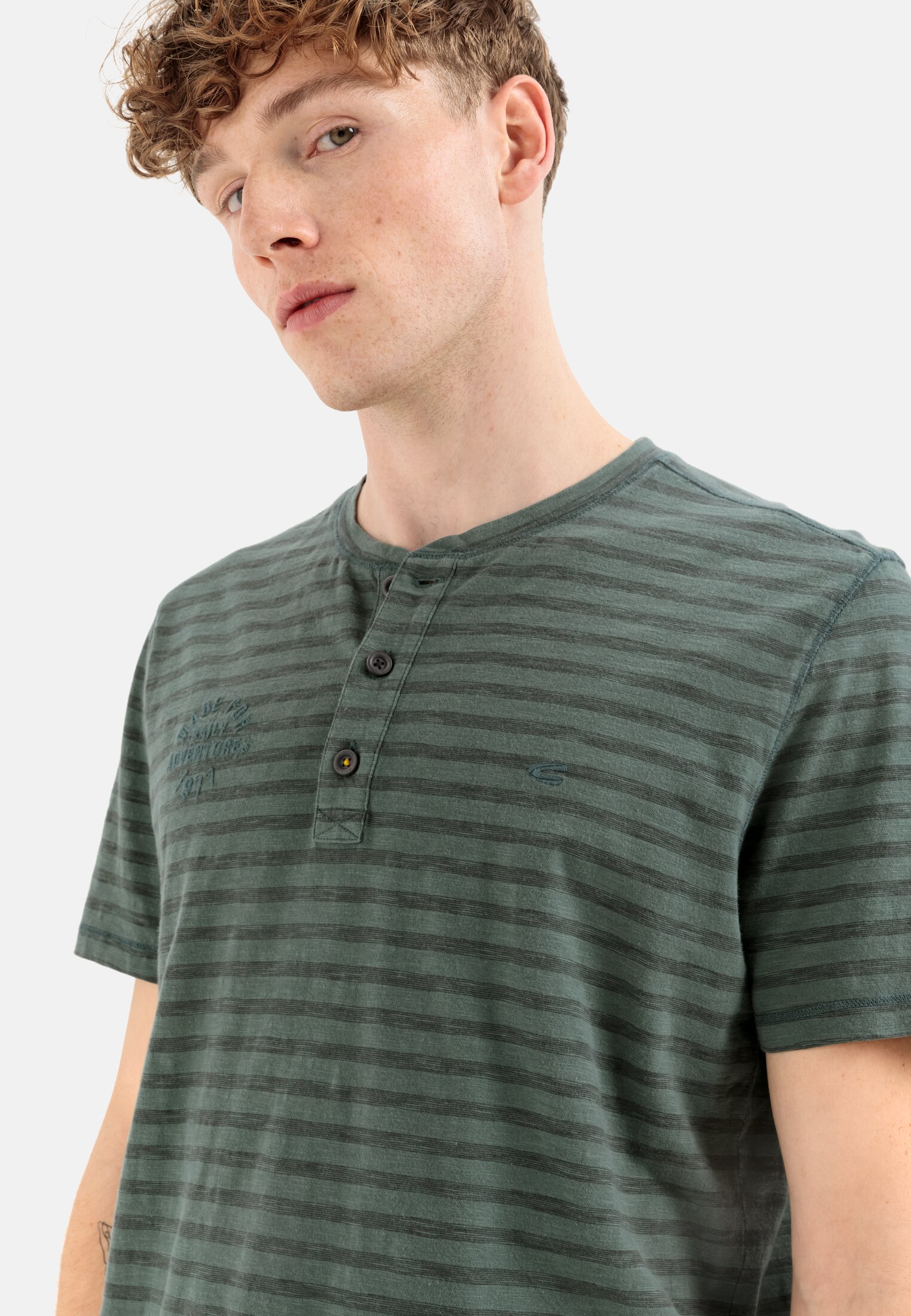 Men Henley shirt with striped pattern Green worn detail close