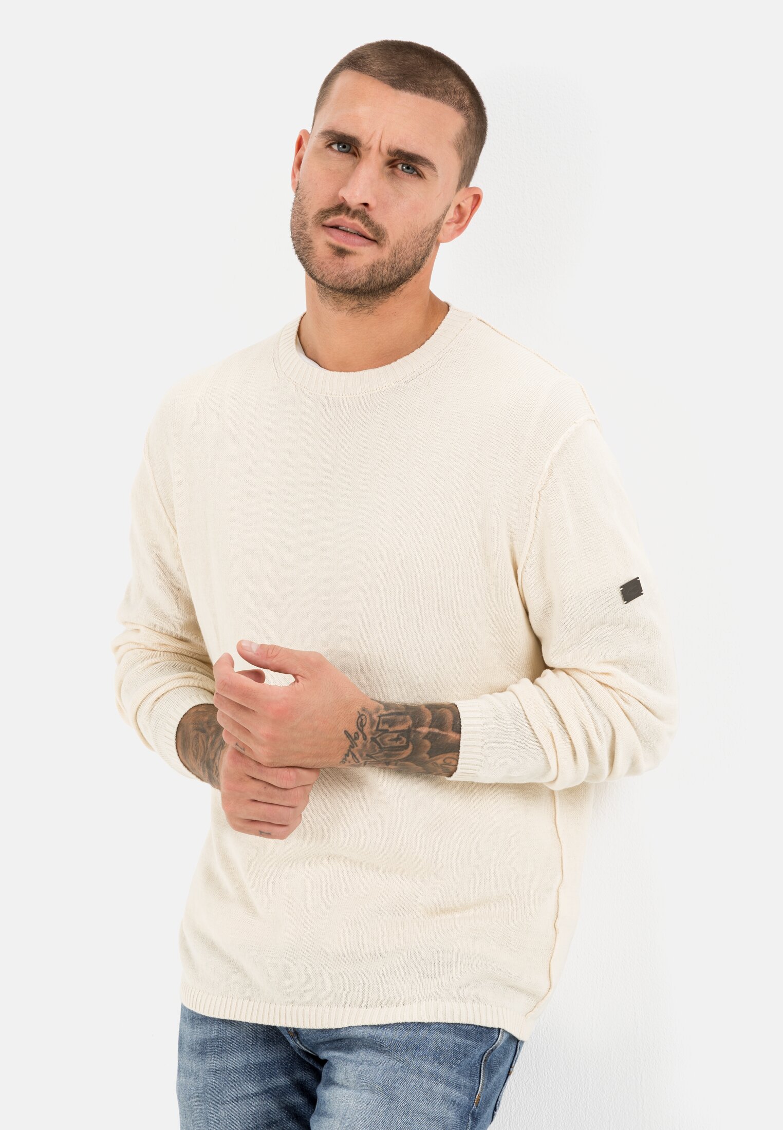 MI_09545-1K31-04_M4-00 Men Lightweight knitted jumper made from a linen blend White worn emotional
