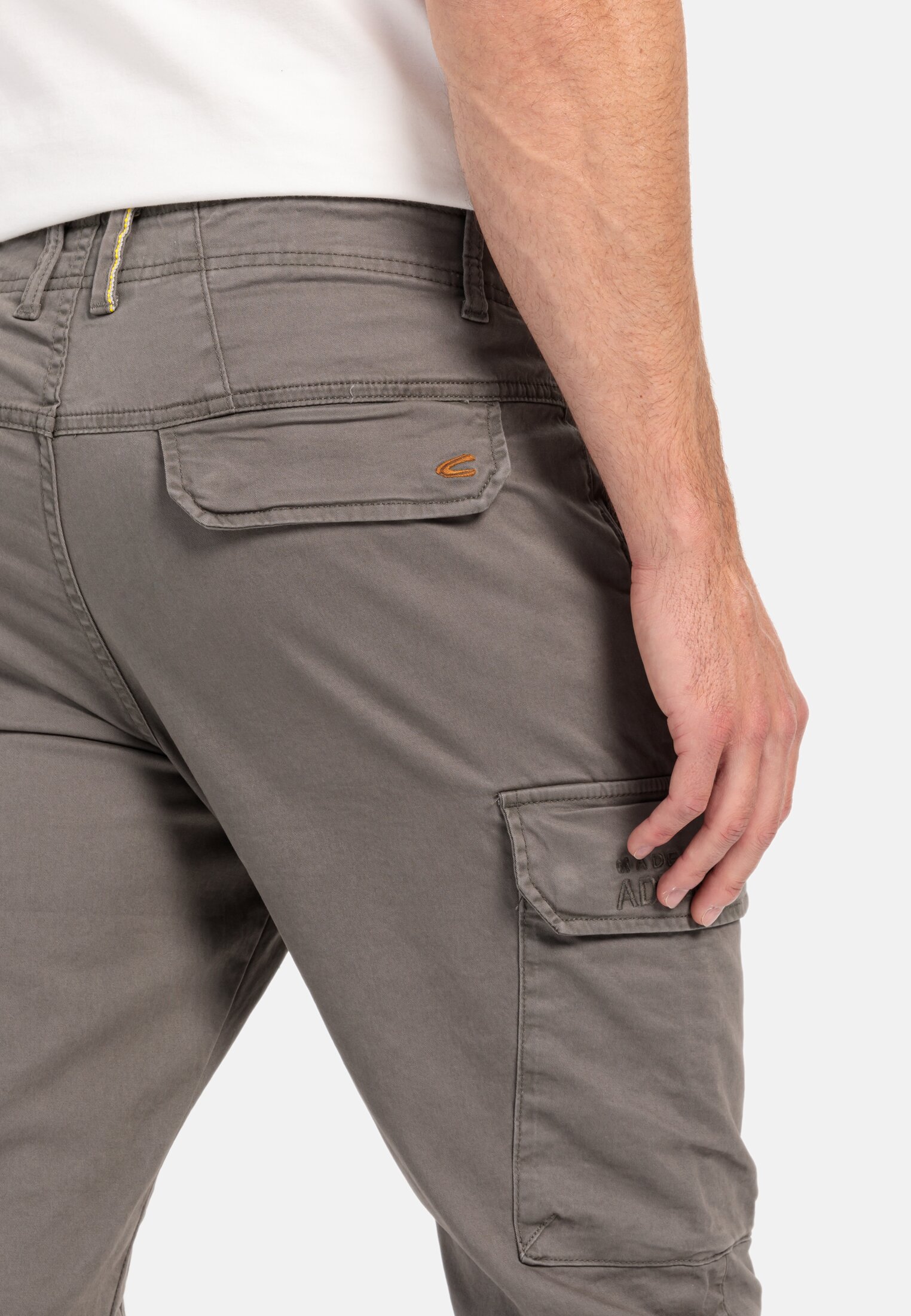 Men Tapered fit cargo pants Grey worn detail close