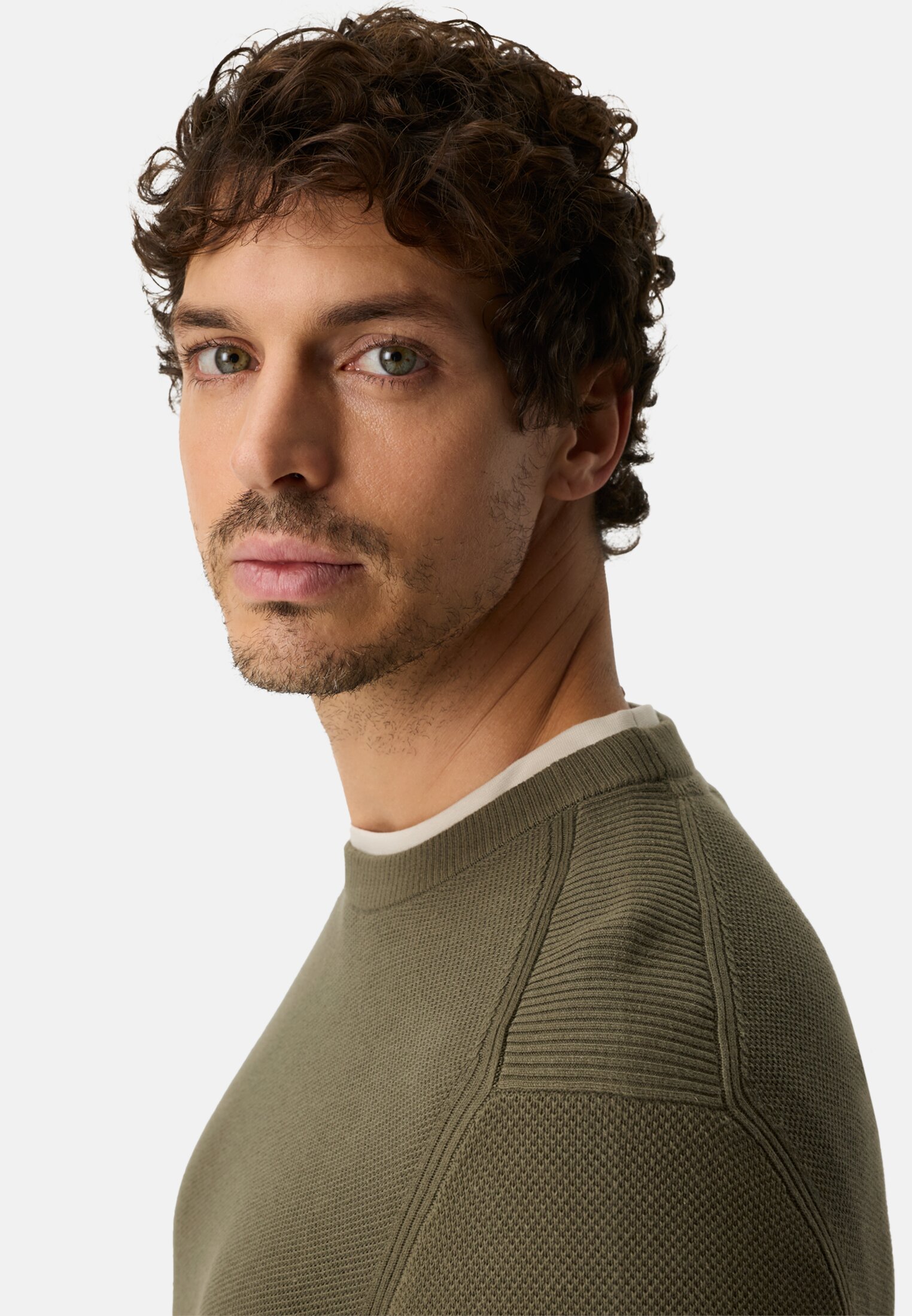 Heren Gebreide trui met ronde hals Olijfgroen gedragen detail dichtbij  