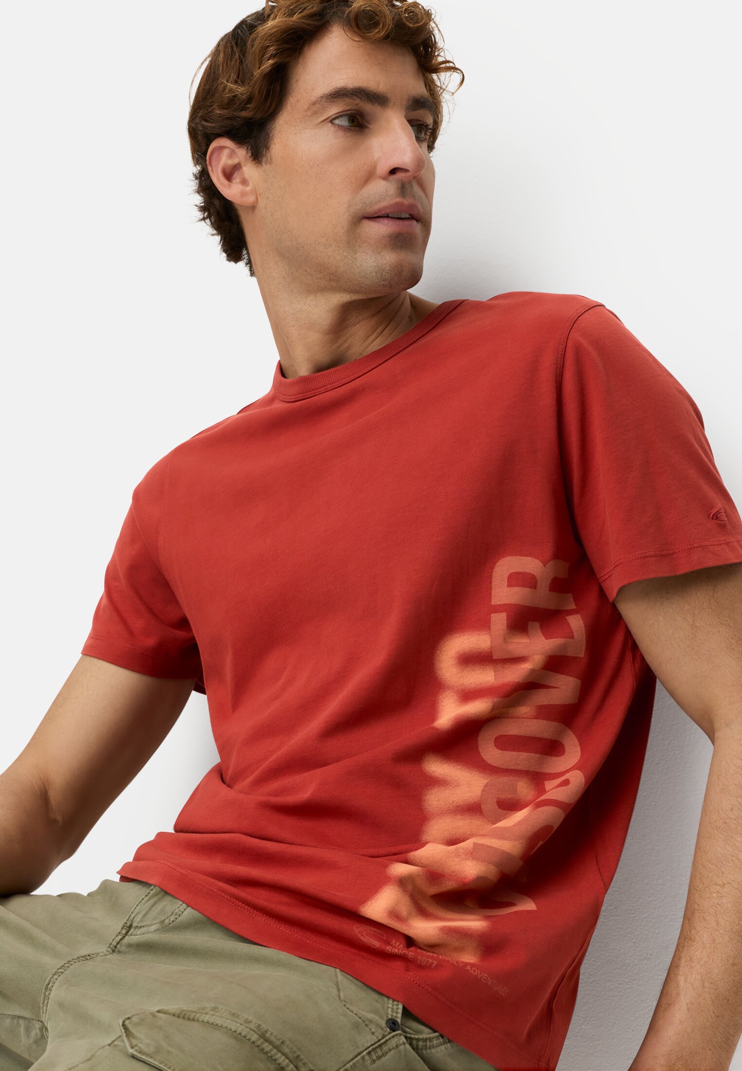 Damen T-Shirt mit Backprint Rot getragen emotional