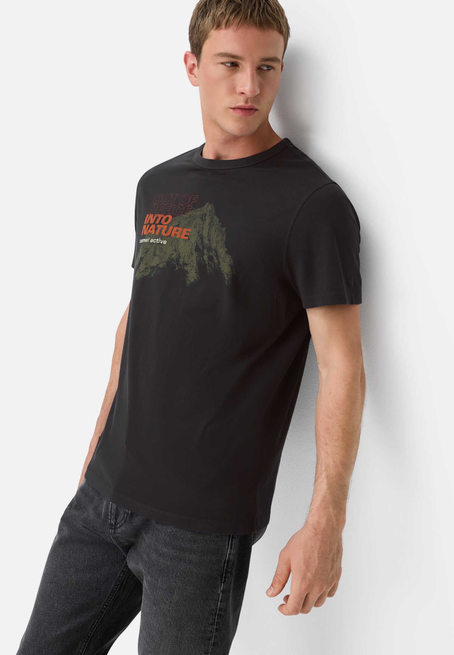 Herren T-Shirt aus reiner Baumwolle mit Rundhalsausschnitt Schwarz getragen emotional
