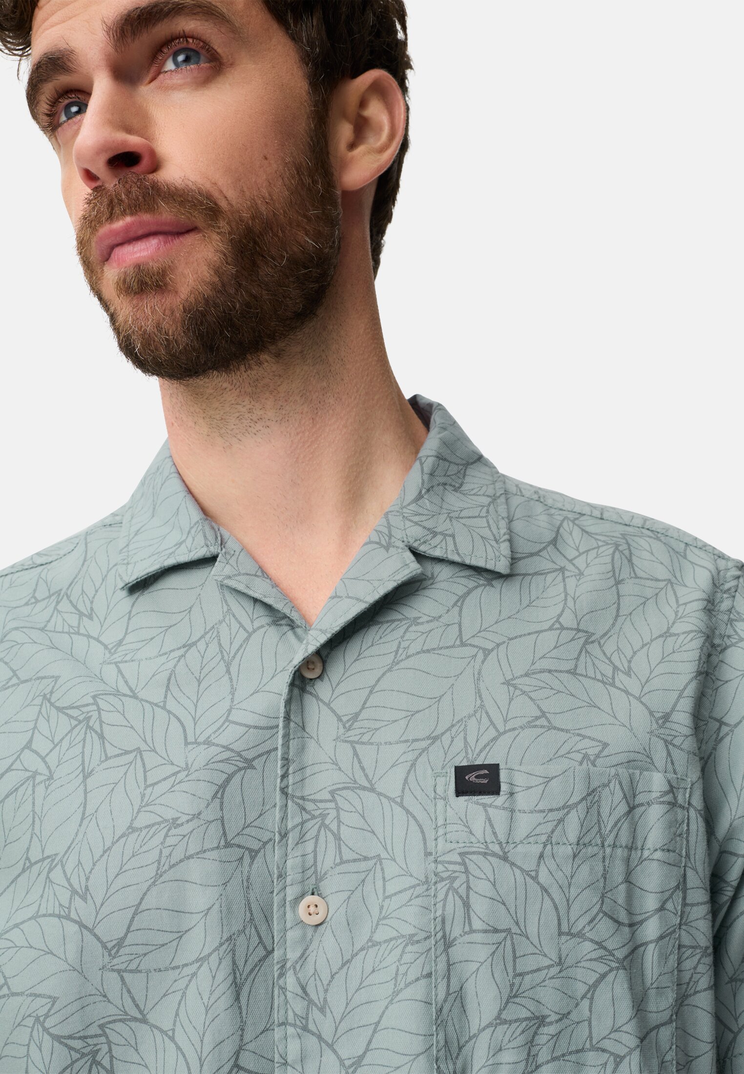 Heren kortemouwen overhemd met borstzakken Stormblauw gedragen detail dichtbij