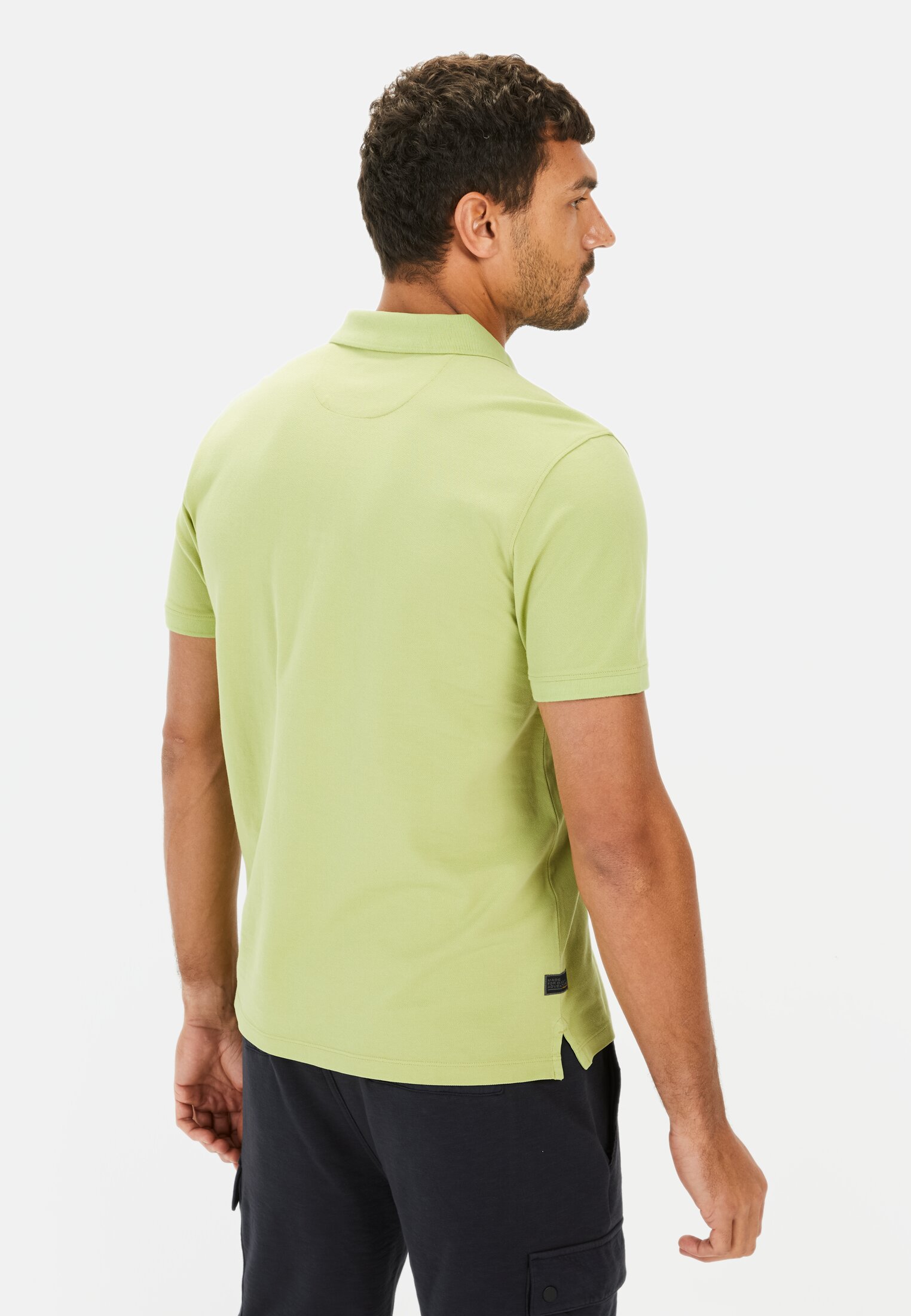 MI_09920-5P00-33_M2-00 Herren Kurzarm Poloshirt aus Baumwolle Grün getragen hinten