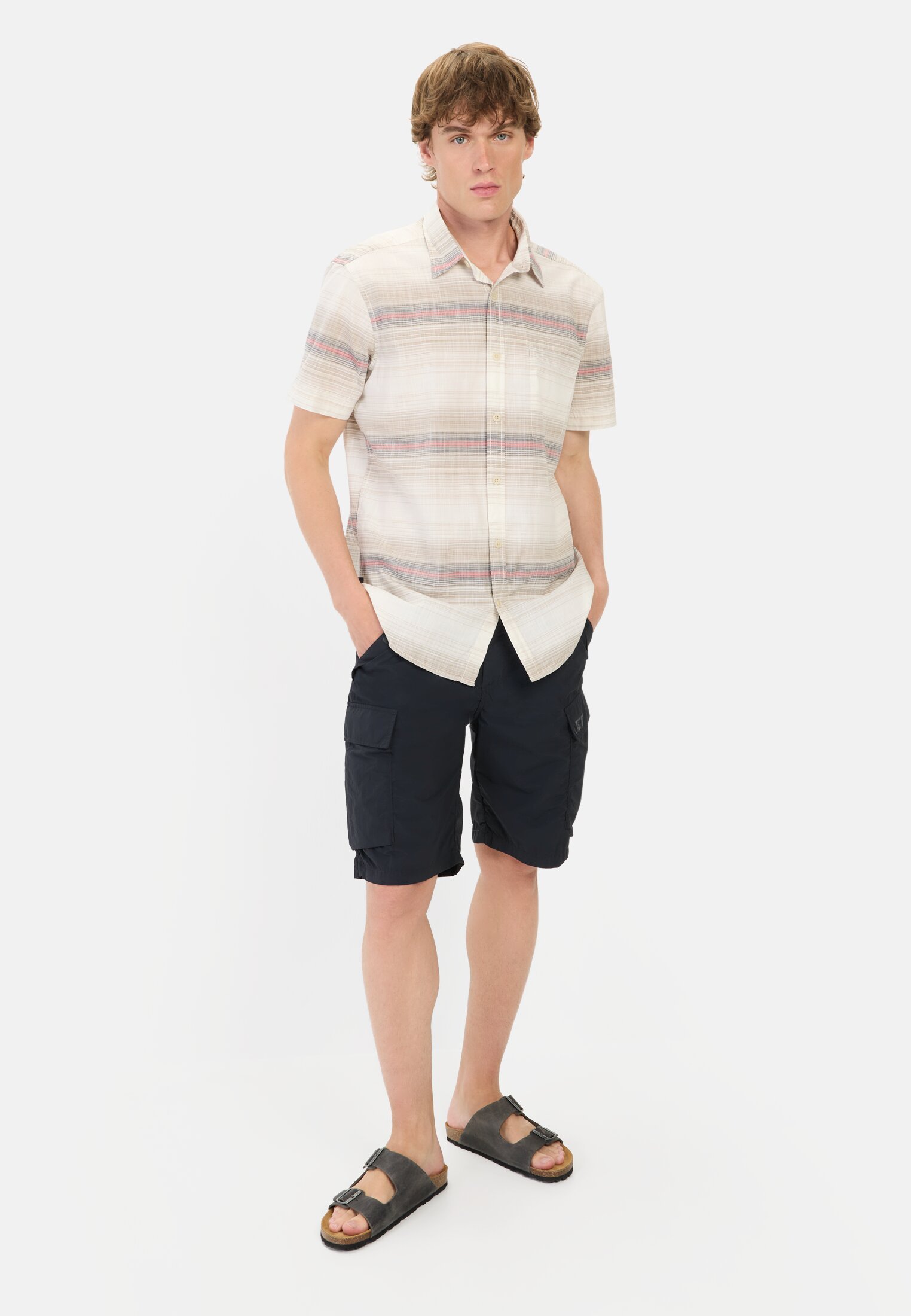 camelactive_Langarmshirt_Sunfaded_Red_409266-5S66-50_M3 Herren Kurzarmhemd aus Baumwolle mit Karomuster Rot getragen vorne Ganzkörper