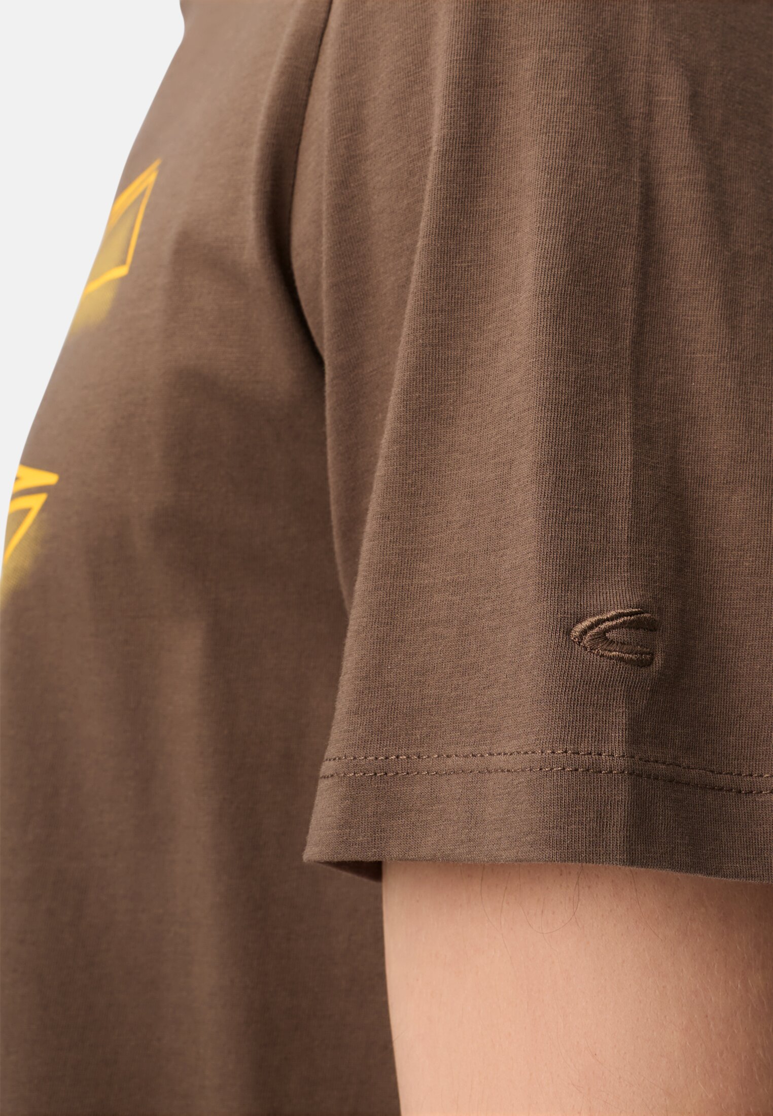 Herren T-Shirt mit Print Schlammbraun getragen detailliert nah