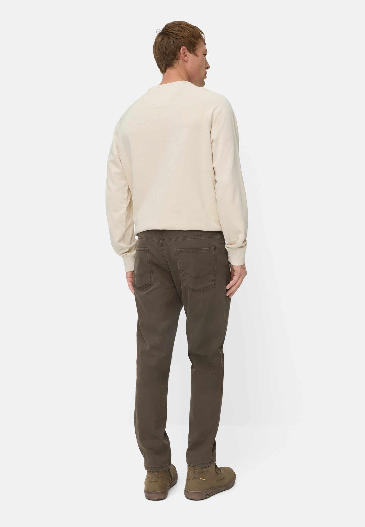 Heren Regular fit 5-pocket thermobroek Donkerbruin gedragen achter