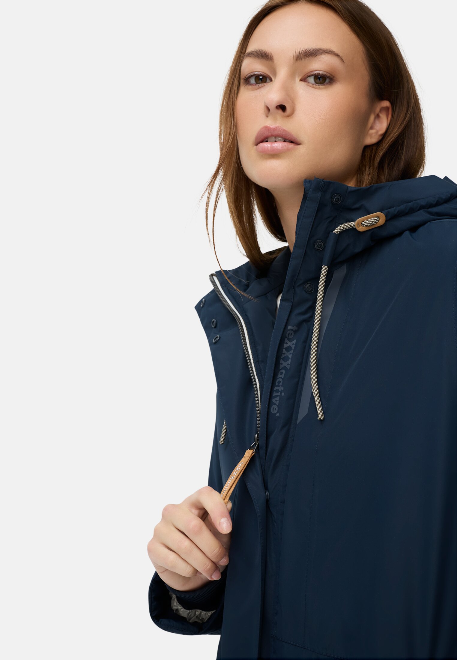 Damen teXXXactive® Funktionsmantel aus recyceltem Polyester Nachtblau getragen emotional
