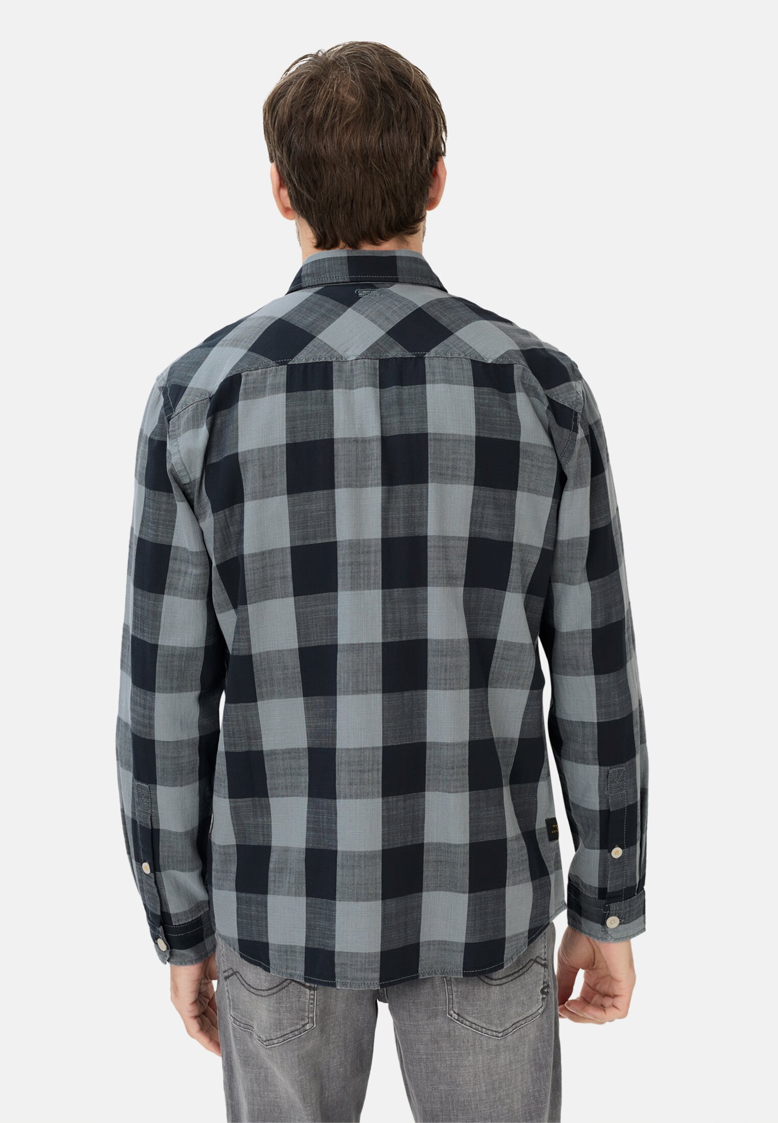 Herren Karohemd aus reiner Baumwolle Sturmblau getragen hinten