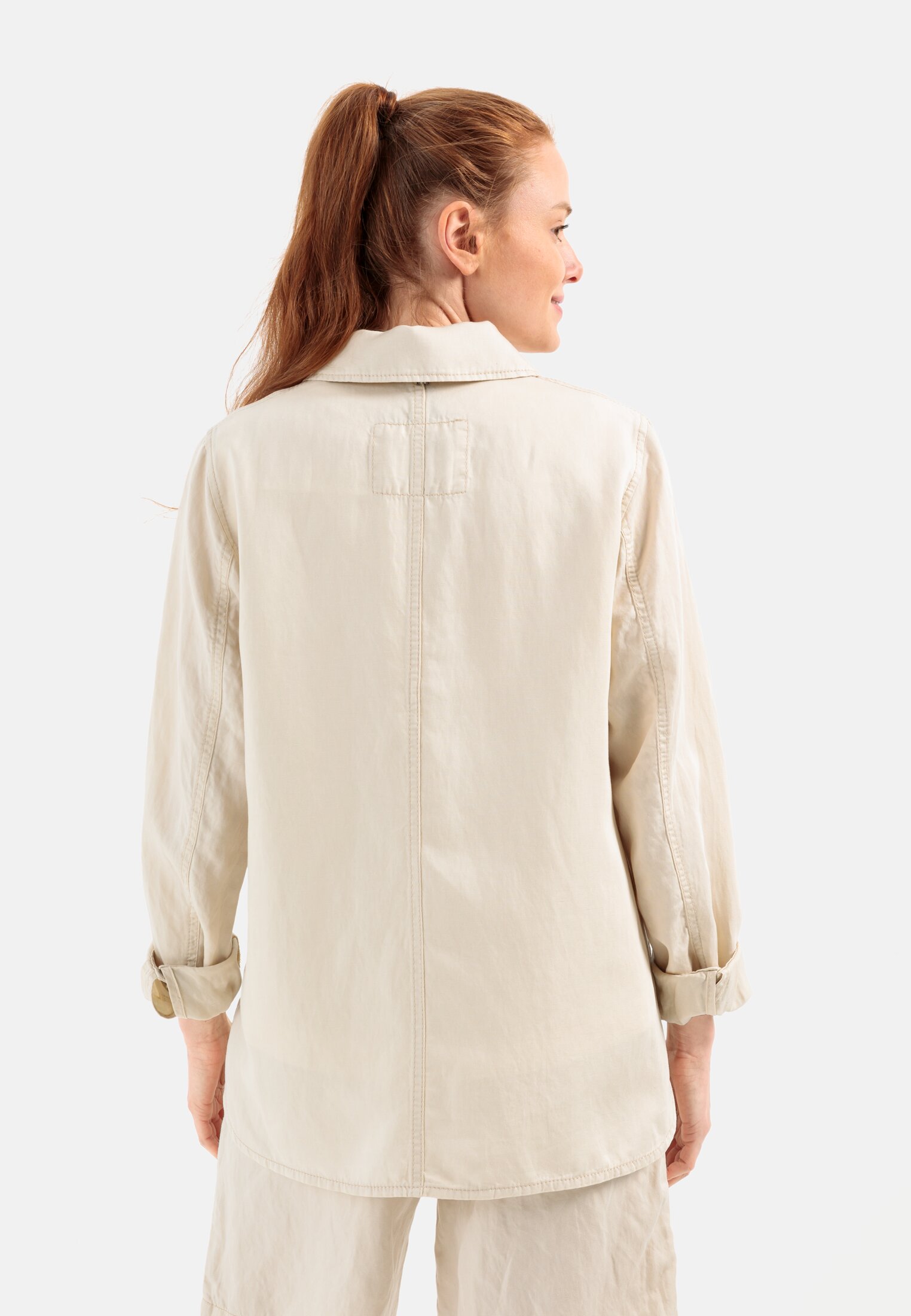 Vrouwen Overshirt  in een zomerse linnenmix Wolwit gedragen achter
