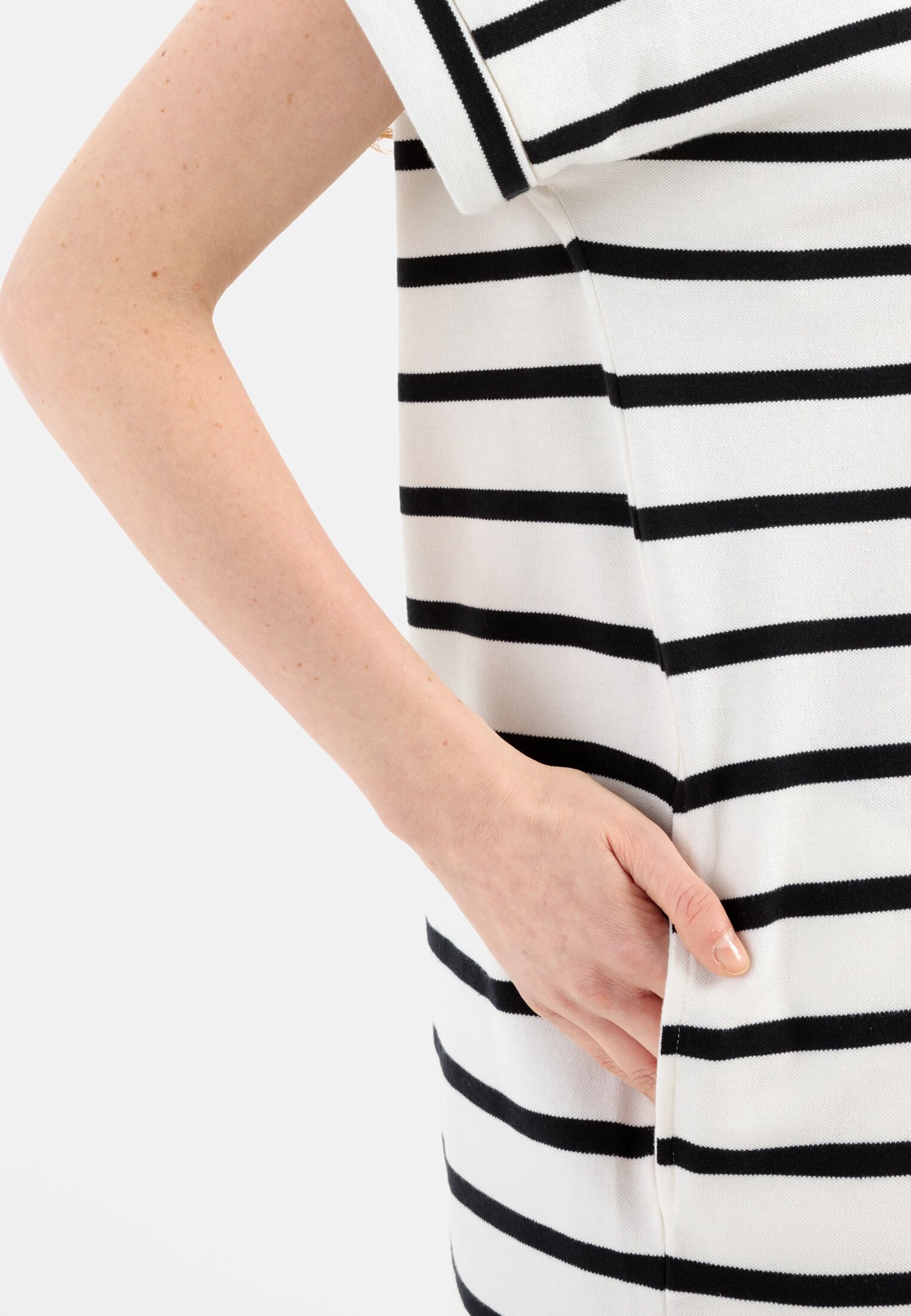 Damen Polo Kleid aus Piqué Baumwolle Weiß-Blau getragen detailliert nah