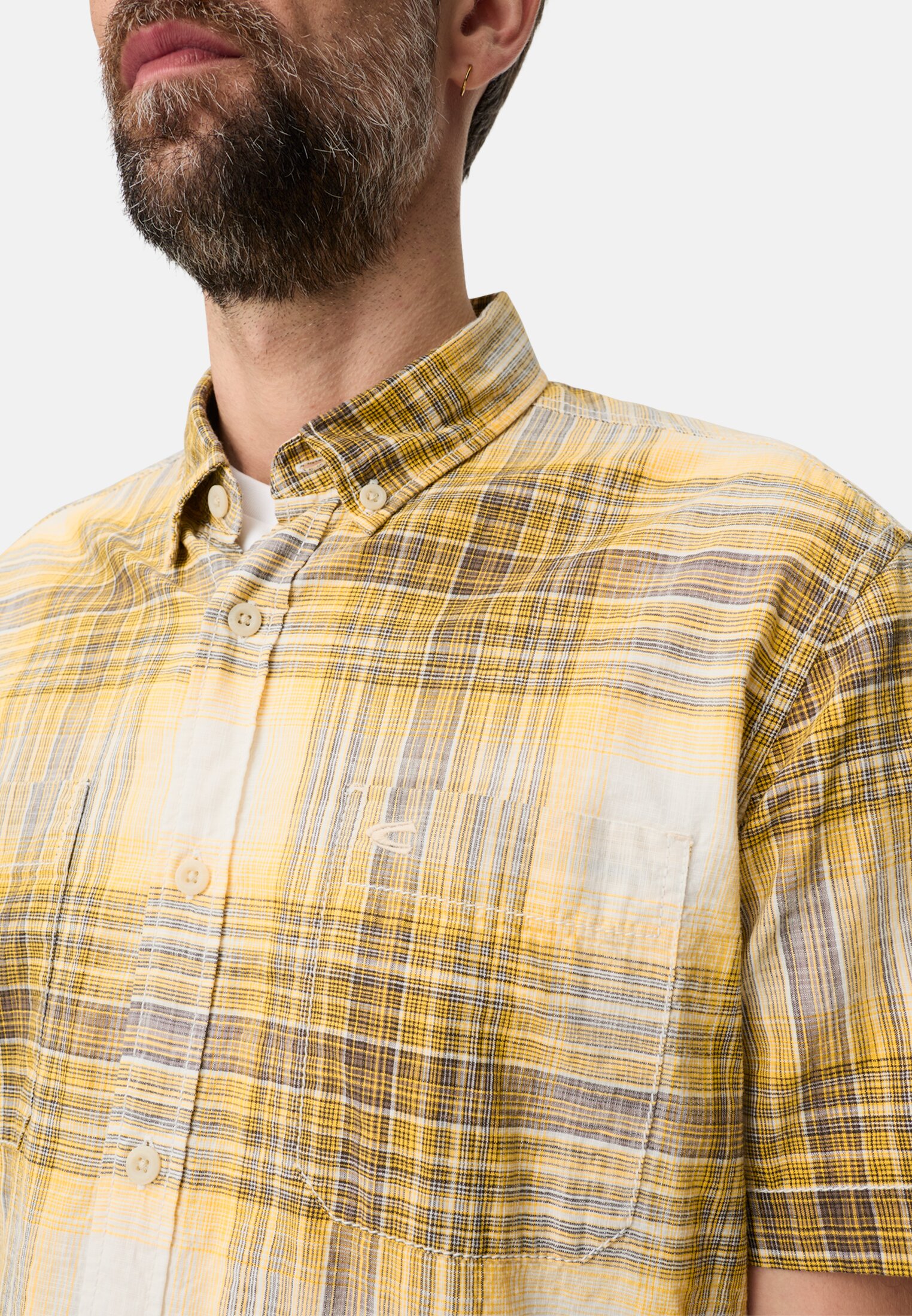 Heren Korte mouwen shirt met borstzakken Zonnegeel gedragen detail dichtbij