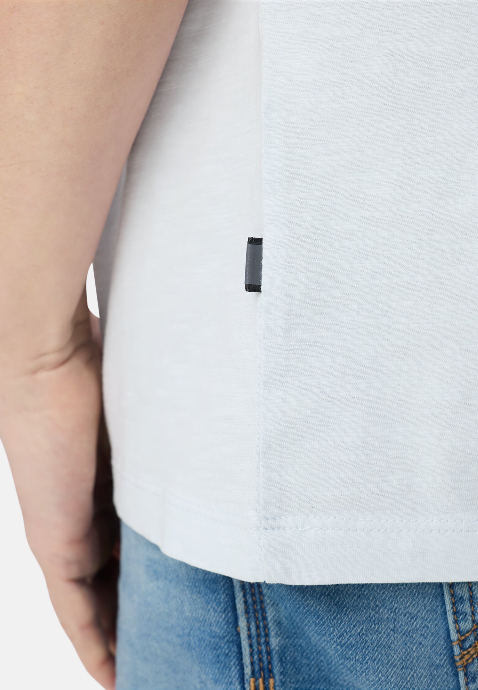 Herren T-Shirt mit reflektierenden Details Himmelblau getragen detailliert nah