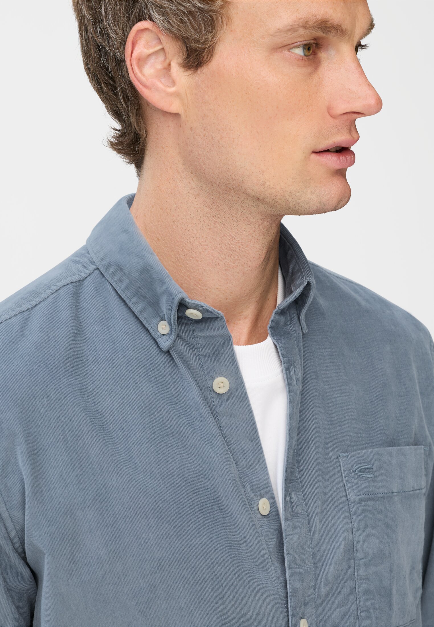 Herren Cord Hemd mit 2-Wege Stretch Steinblau getragen detailliert nah