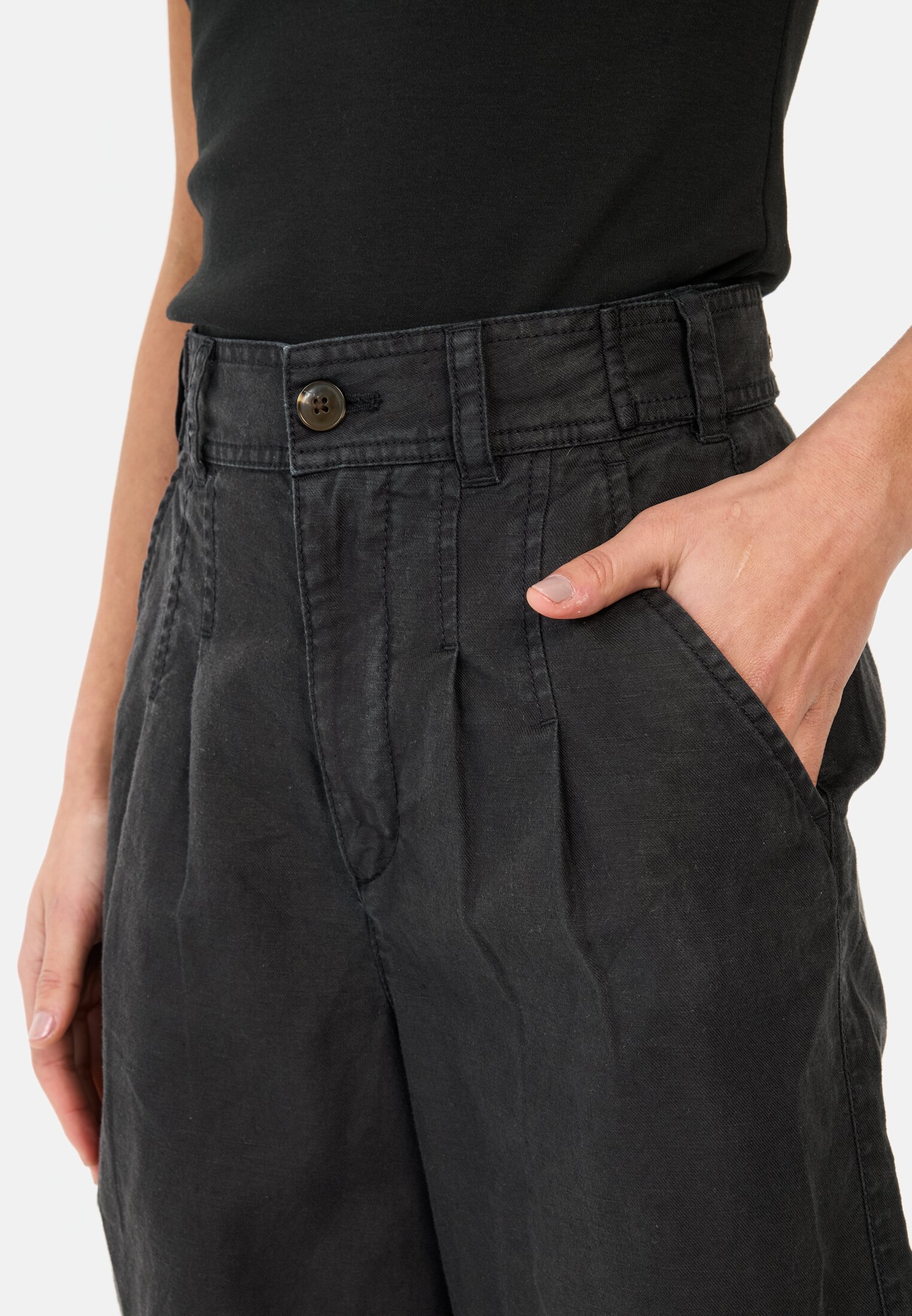 Vrouwen Short van linnenmix Zwart gedragen detail dichtbij  