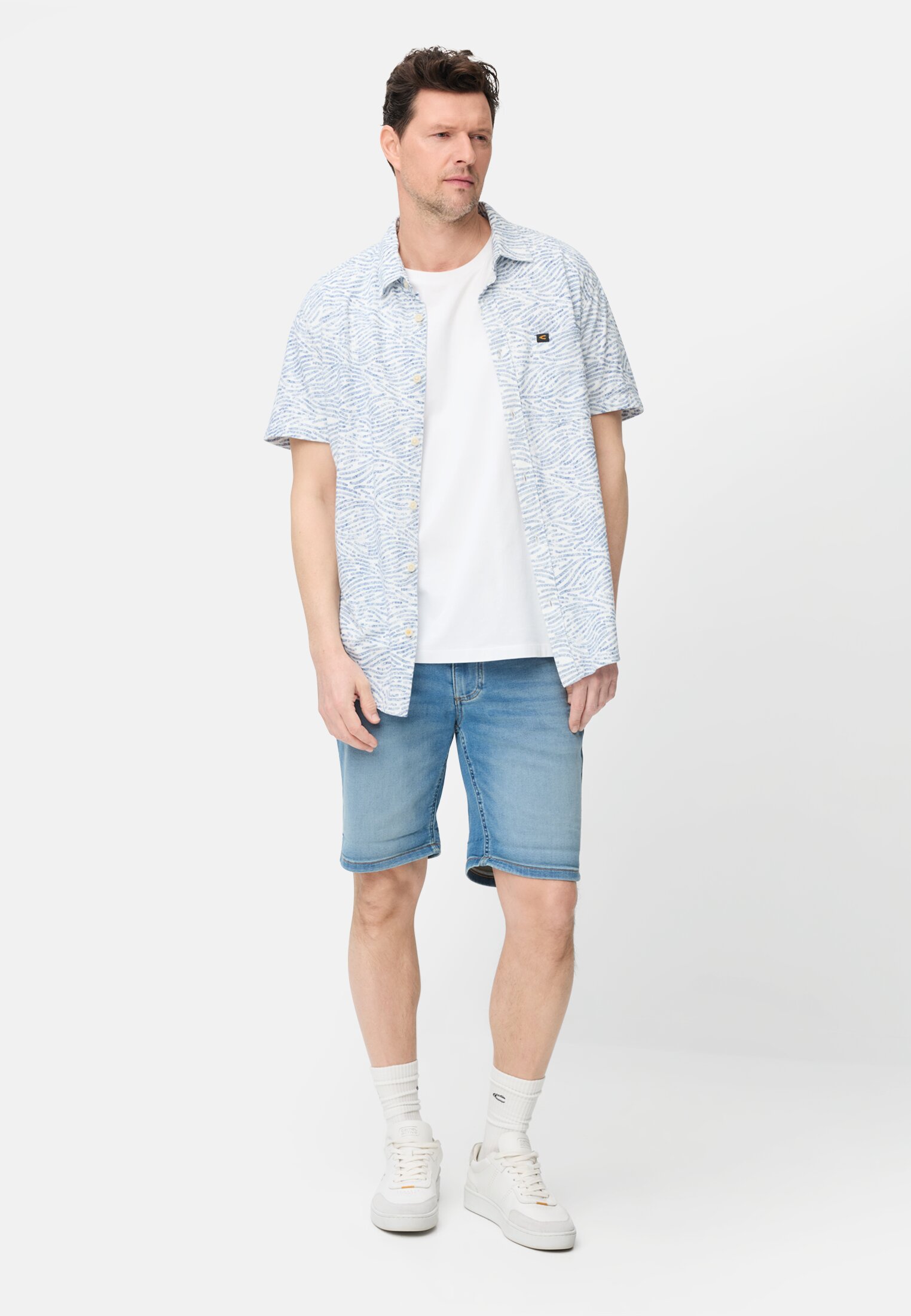 Herren Kurzarmhemd mit Allover-Print Indigoblau getragen vorne Ganzkörper
