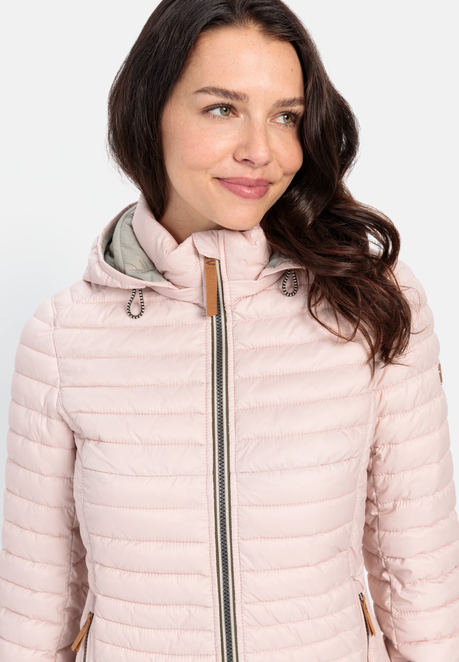 Damen Leichte Steppjacke aus recyceltem Polyamid Rosa getragen detailliert nah