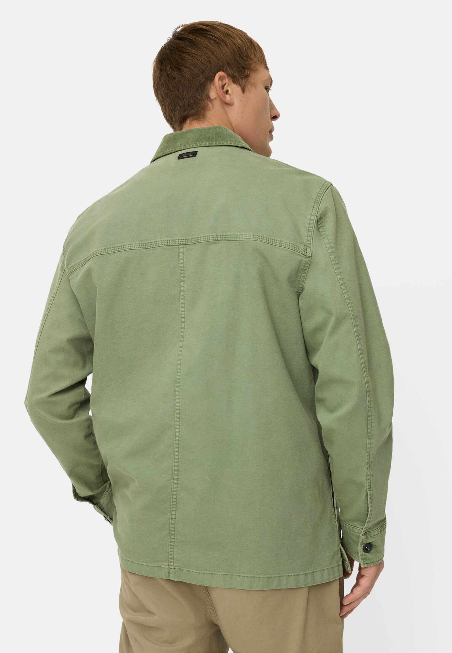 Herren Overshirt mit Pattentaschen und 2-Wege Stretch Blattgrün getragen hinten