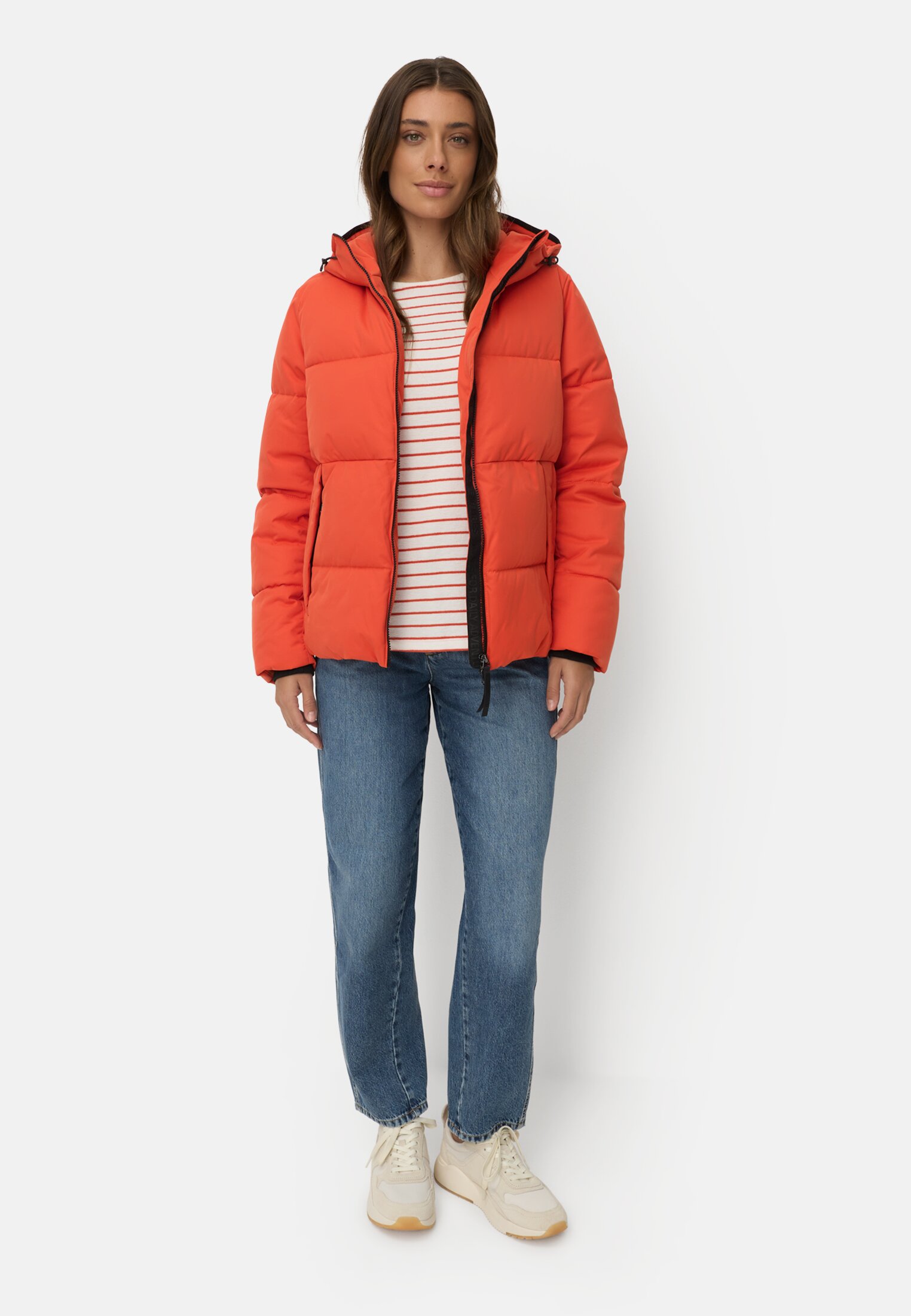 Damen Gefütterte Jacke mit reflektierenden Details Orange getragen vorne Ganzkörper