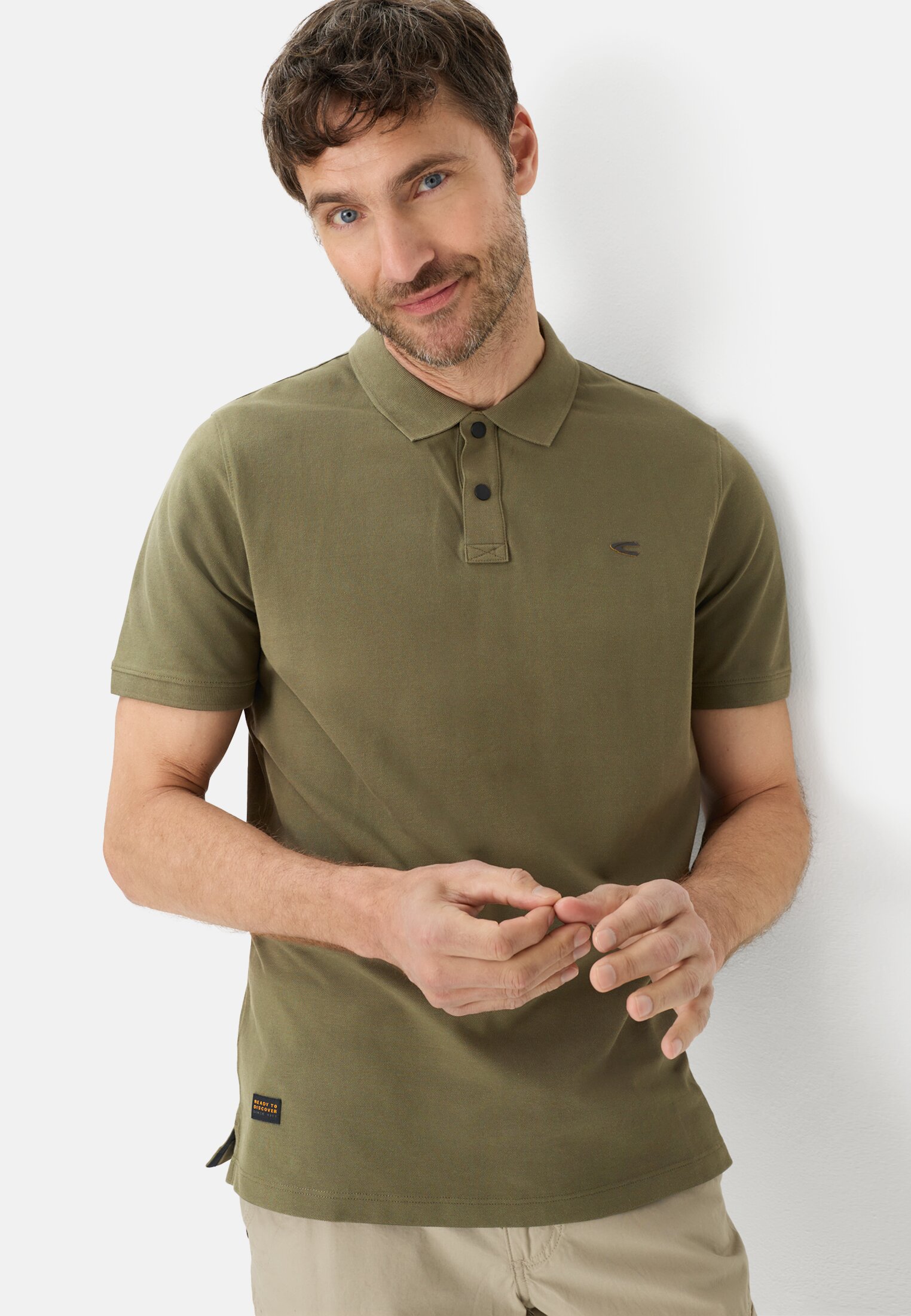 Herren Poloshirt mit Kontrastdetails Olivgrün getragen emotional