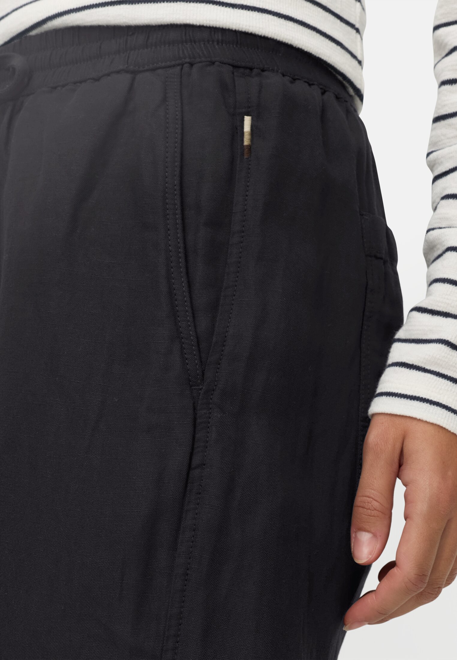 Damen Bermuda Shorts mit Tunnelzug Kaviar getragen detailliert nah
