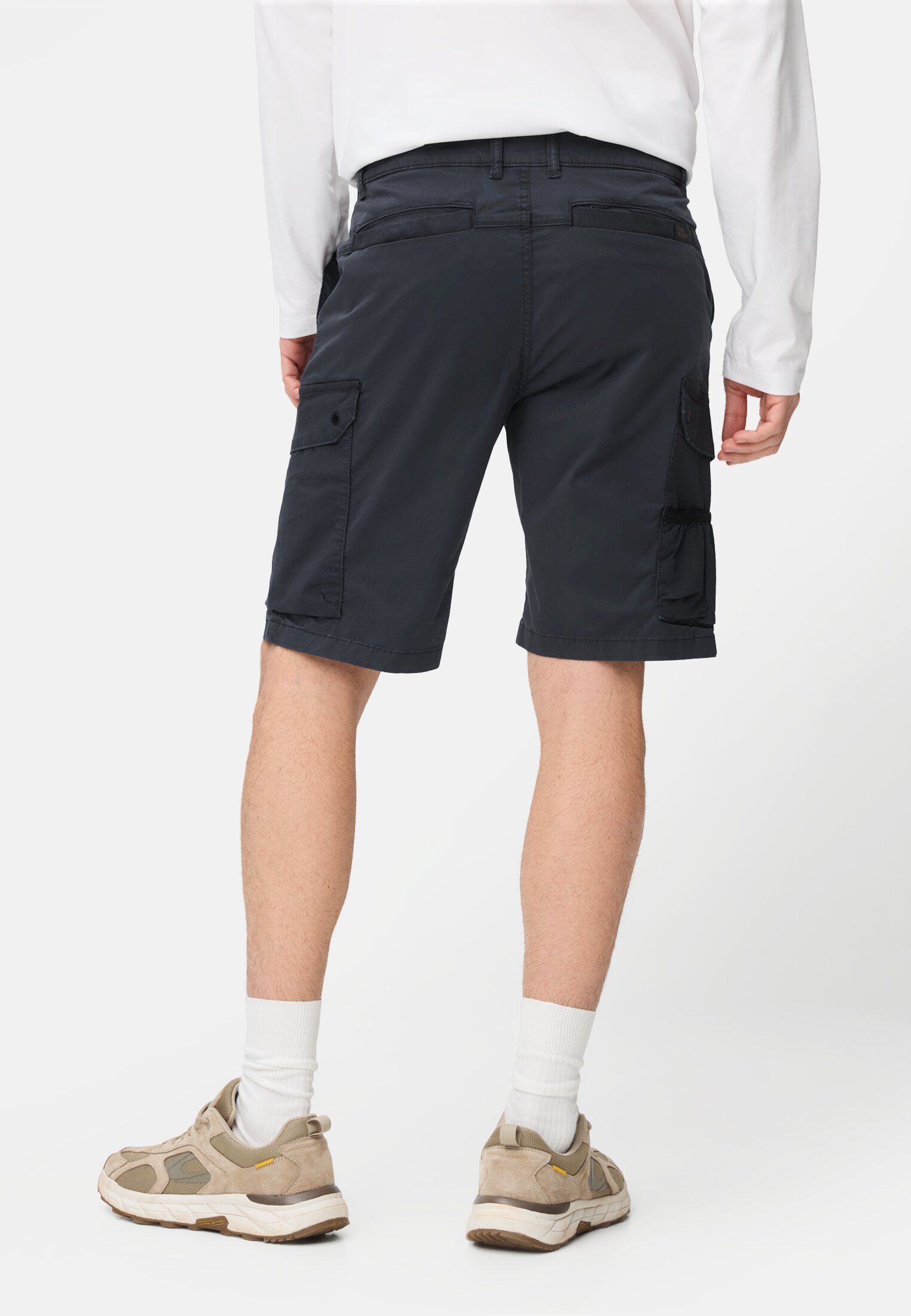 Herren Bermuda Shorts mit Cargo-Taschen Dunkelblau getragen hinten