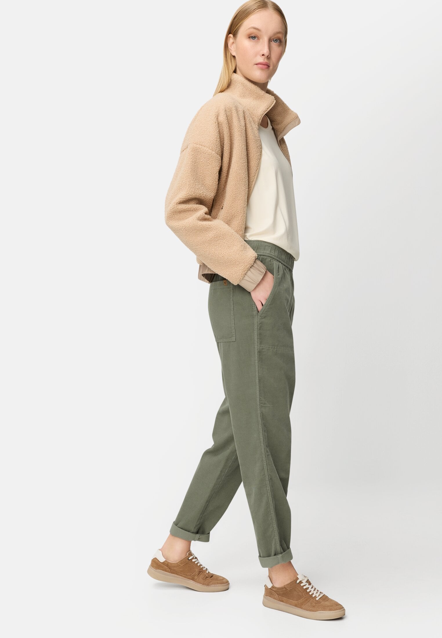 Damen Cargo-Hose aus reiner Baumwolle Graugrün getragen emotional