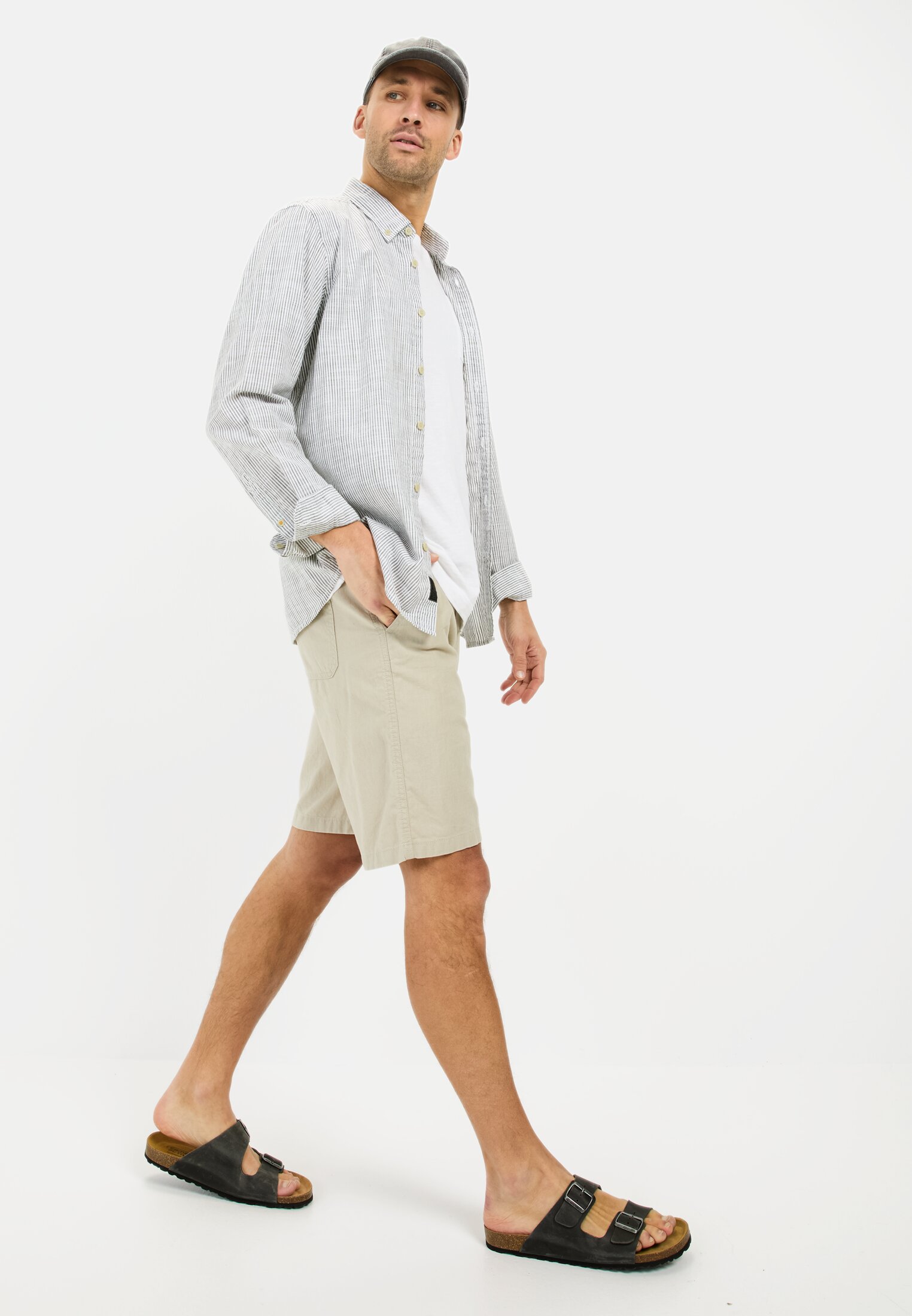 Men Chino shorts with elastic waistband Beige worn emotional
