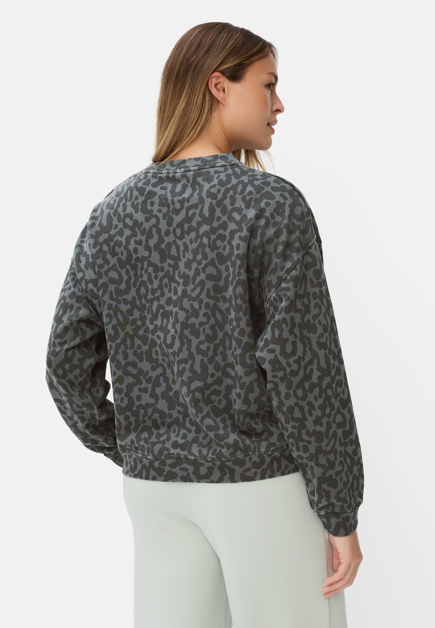 Damen Oversize-Sweatshirt aus 100% Baumwolle Dunkelgrau getragen hinten