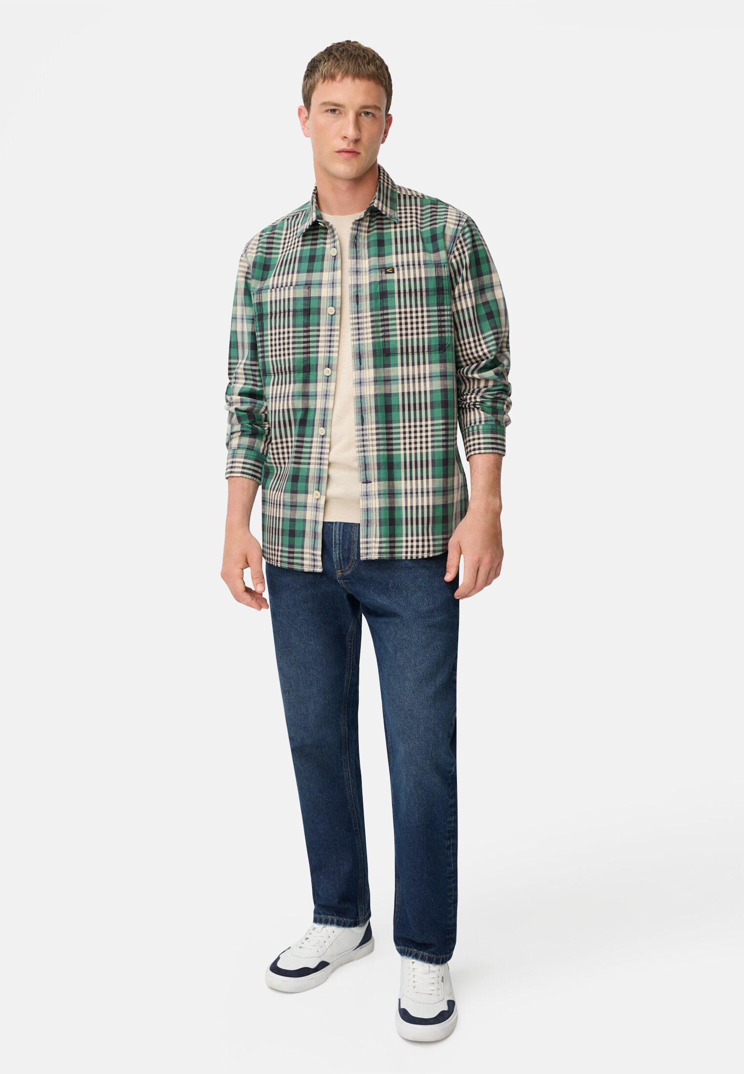 Men Long-sleeved shirt with Kent collar and chest pockets Fir green worn front full body