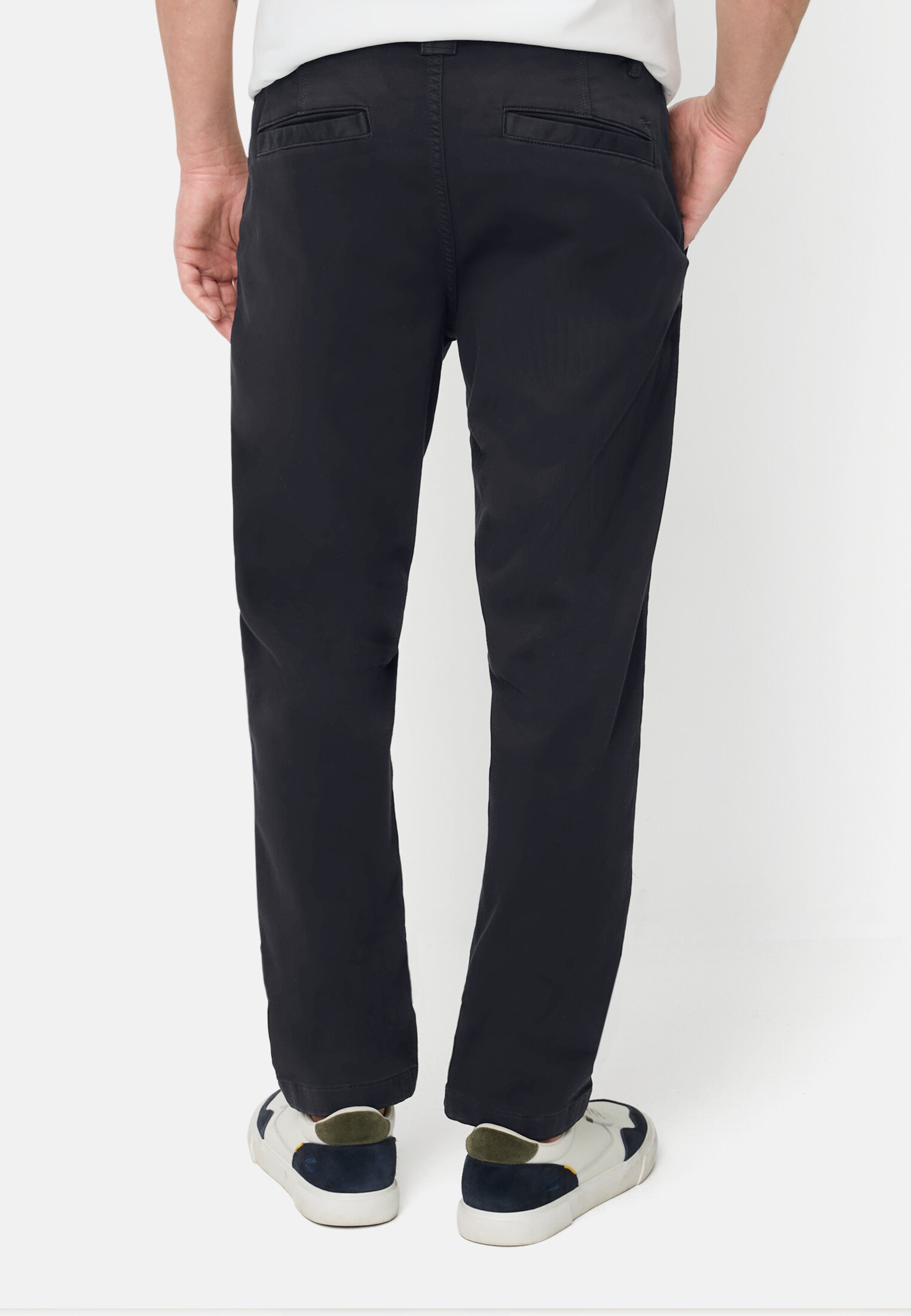 Heren fleXXXactive® Regular Fit Explorer Chino gedragen achter