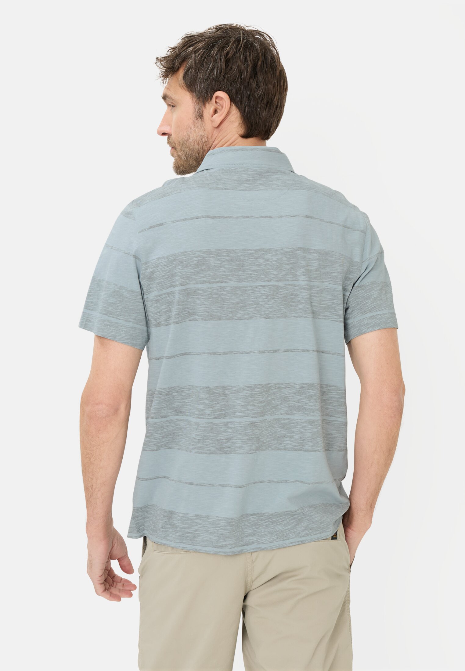 Herren Poloshirt aus reiner Baumwolle Sturmblau getragen hinten