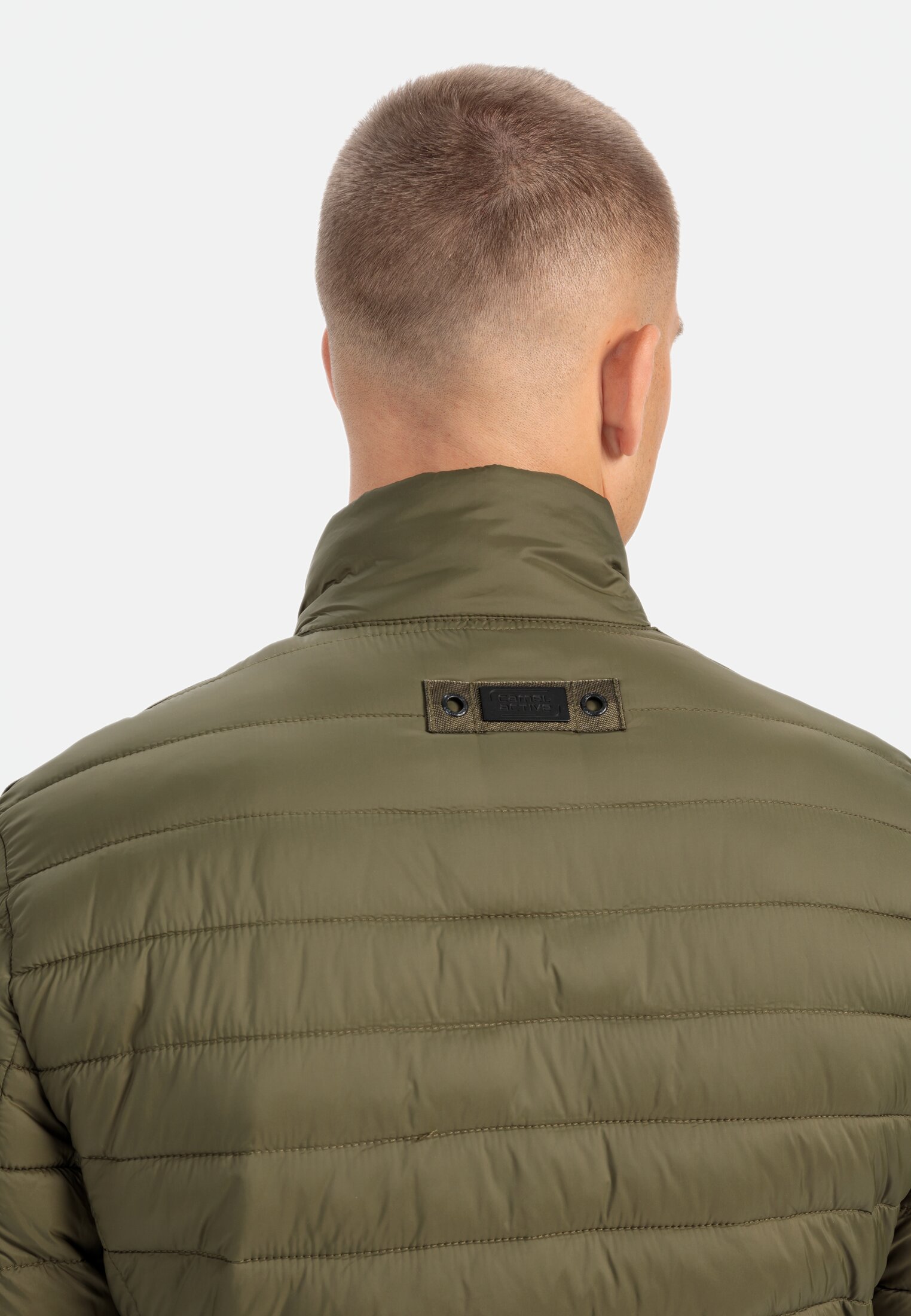 Herren Downfree Steppjacke aus recyceltem Polyester Oliv getragen detailliert nah