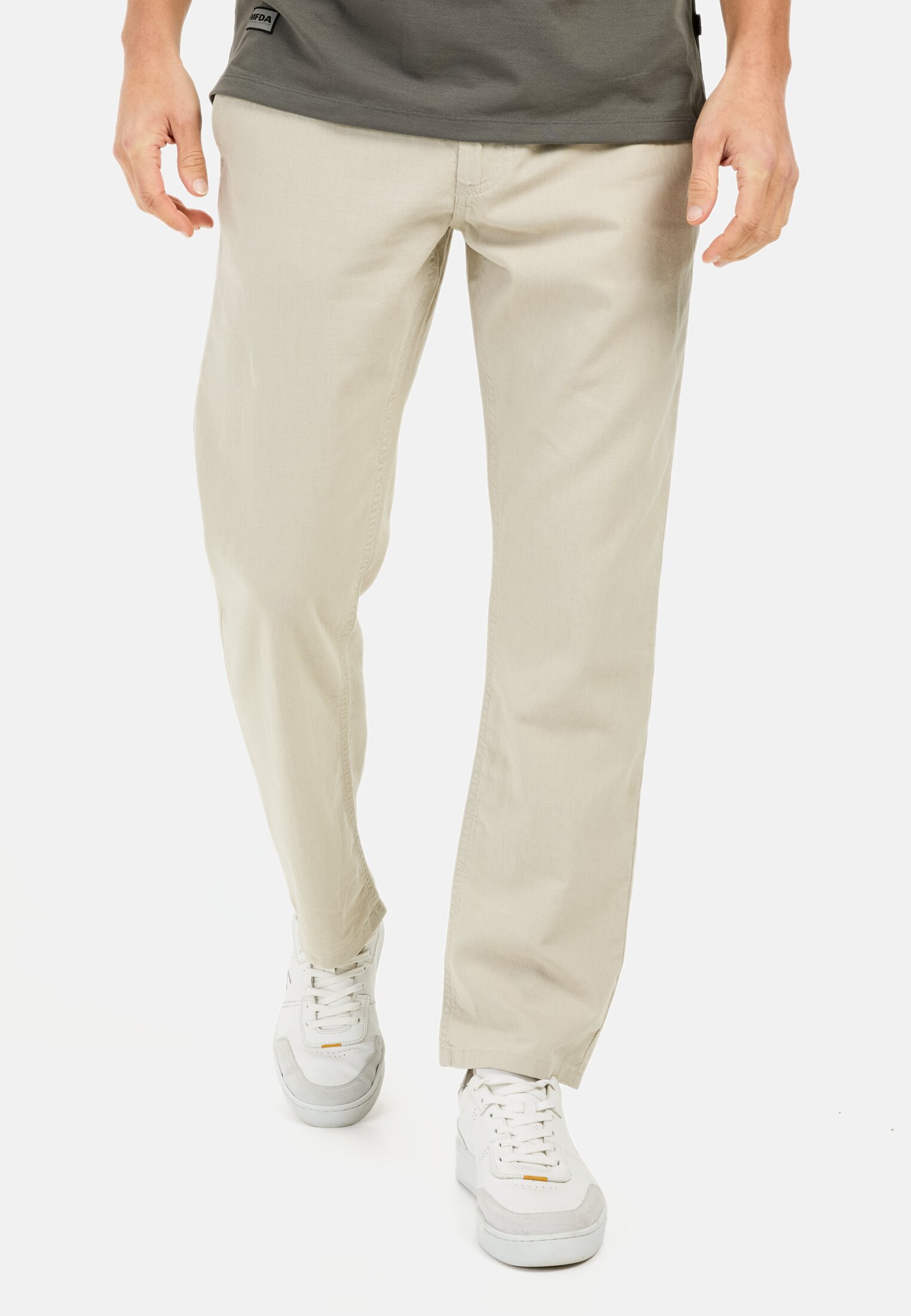 Men Chino trousers with drawstring made from a linen blend Beige worn front
