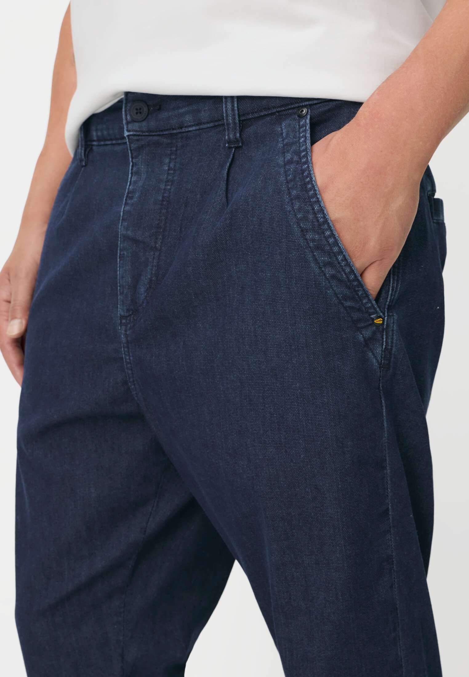 Herren Lässige Relaxed Fit Chino in Jeans-Optik Indigoblau getragen detailliert nah