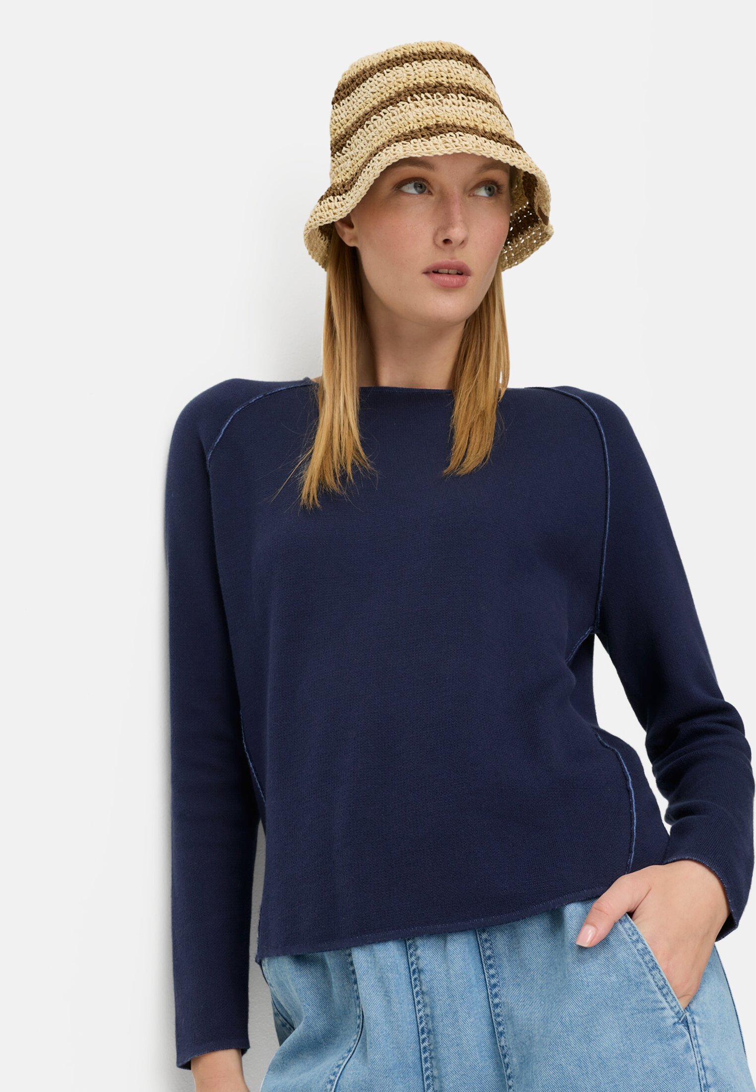 Women Knit sweater with crew neck Dark Blue worn emotional