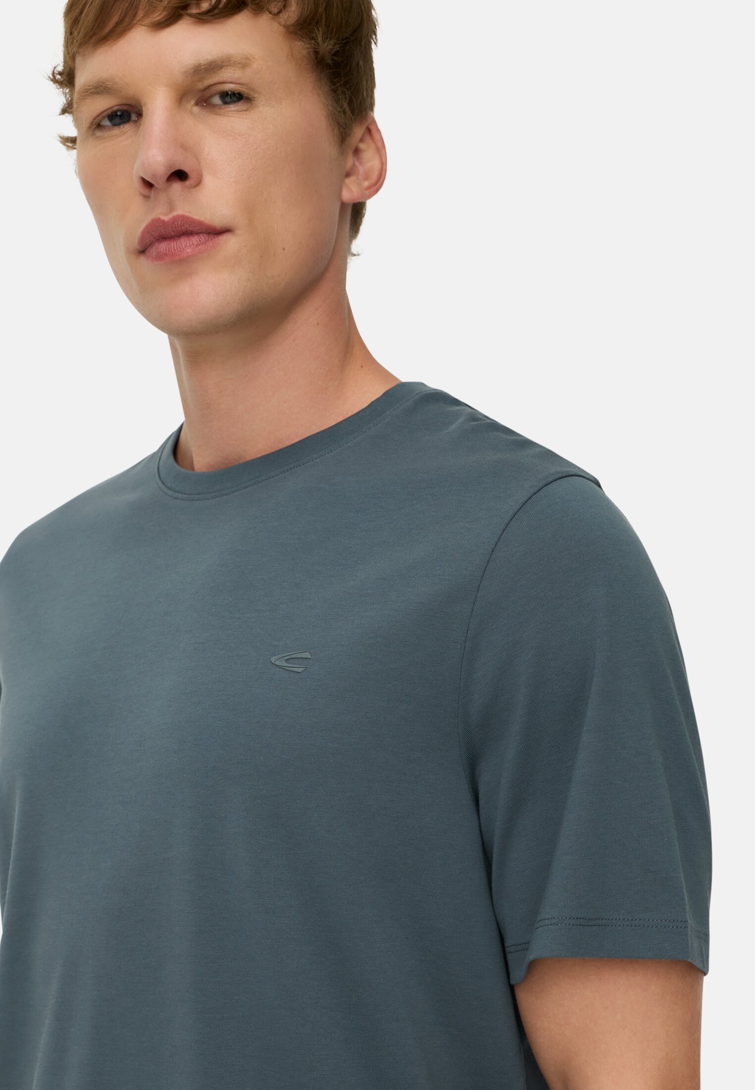 Herren fleXXXactive© T-Shirt mit 4-Wege-Stretch Tintenblau getragen detailliert nah