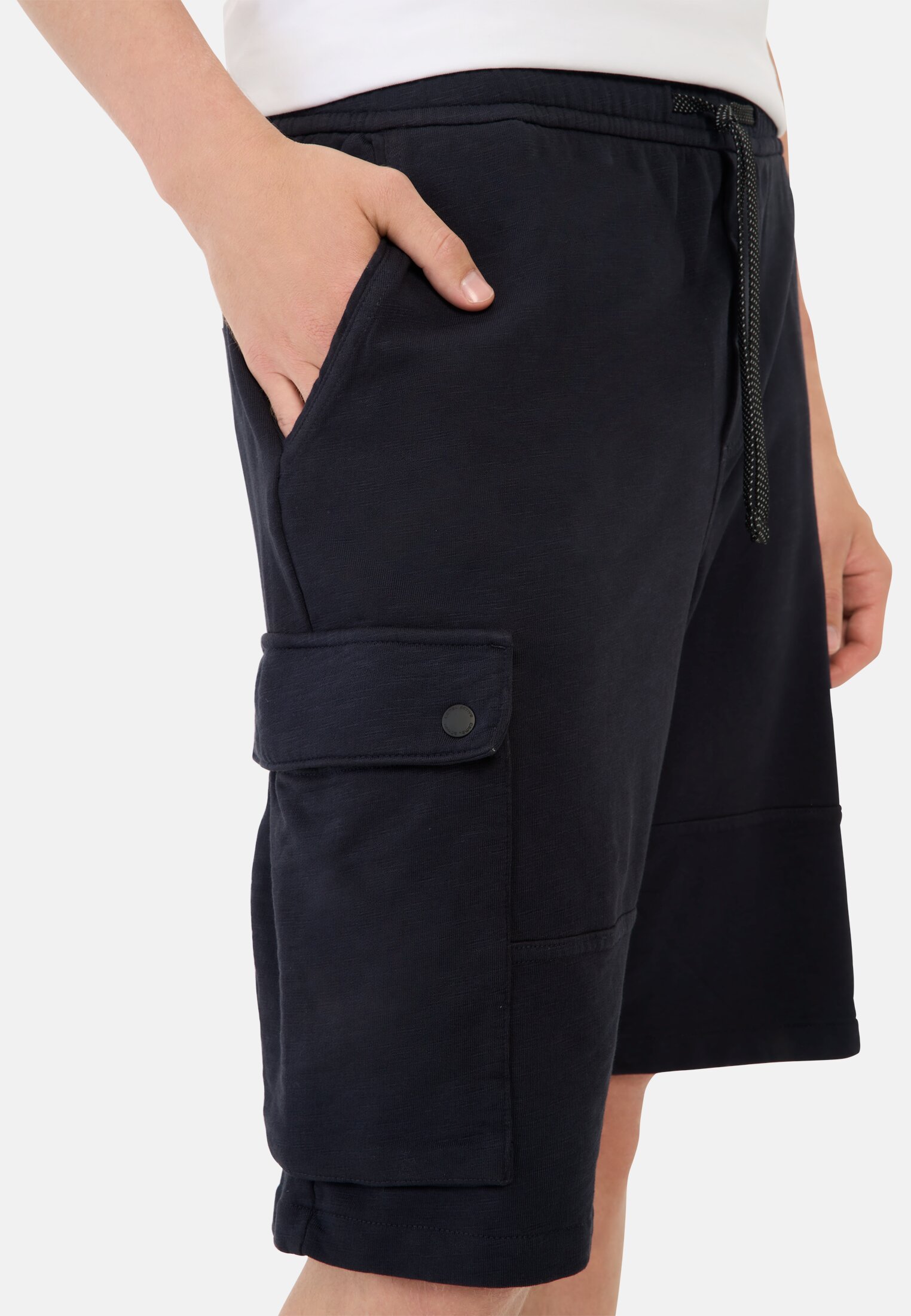 Herren Sweatshorts mit Cargotaschen Dunkelblau getragen detailliert nah