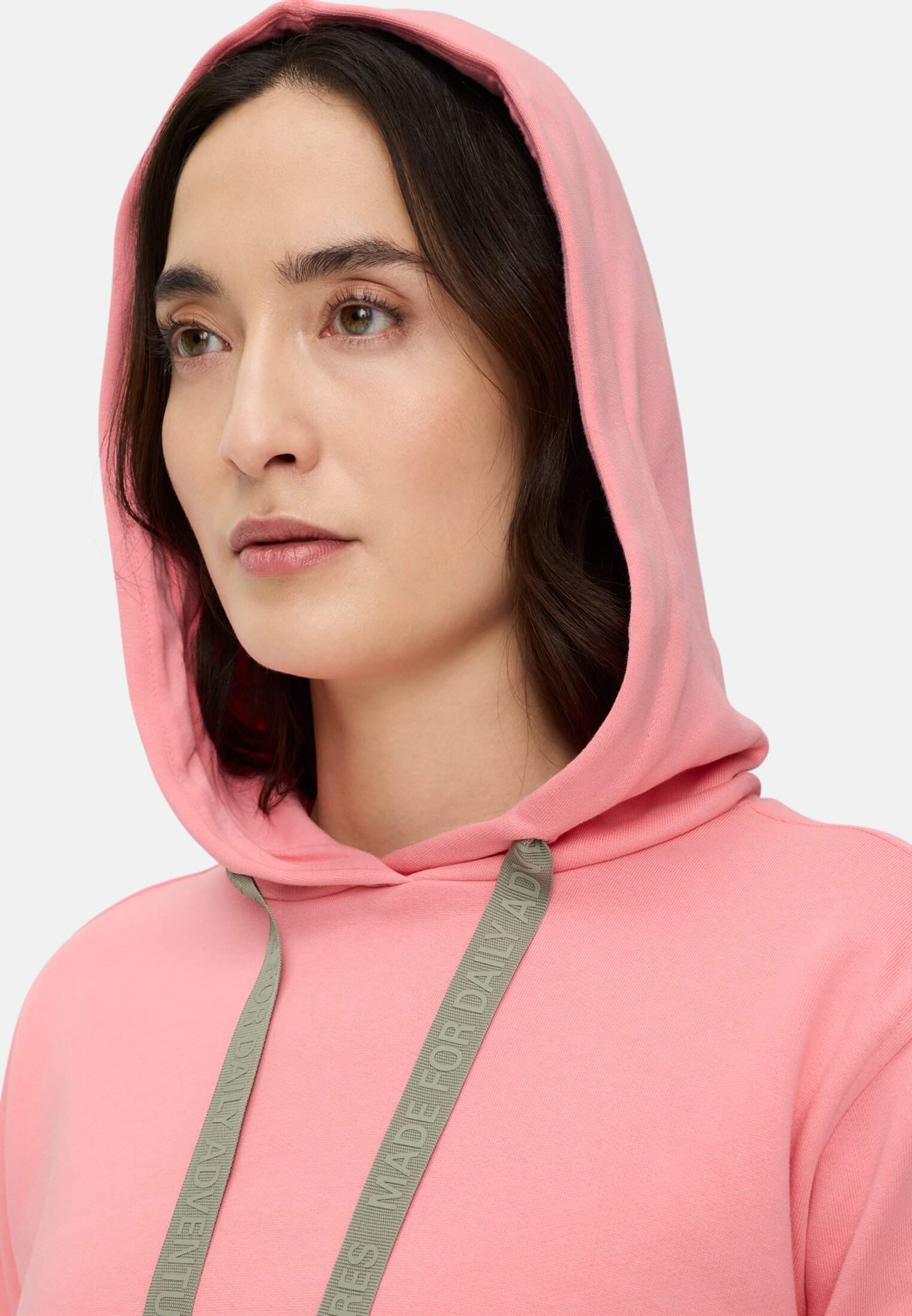Damen Hoodie aus reiner Baumwolle Beere getragen detailliert nah