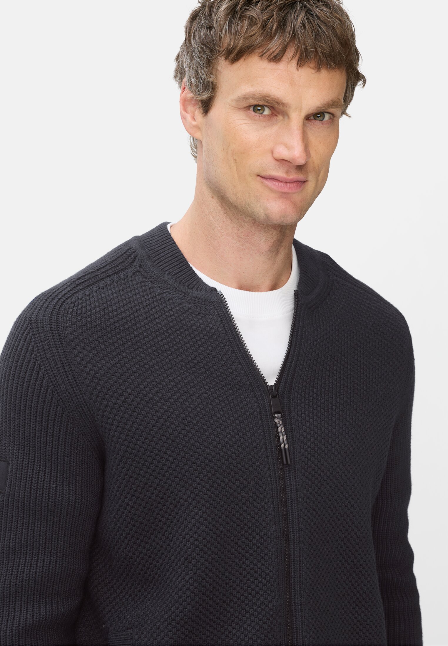 Men Cardigan with bomber collar Navyblue worn detail close