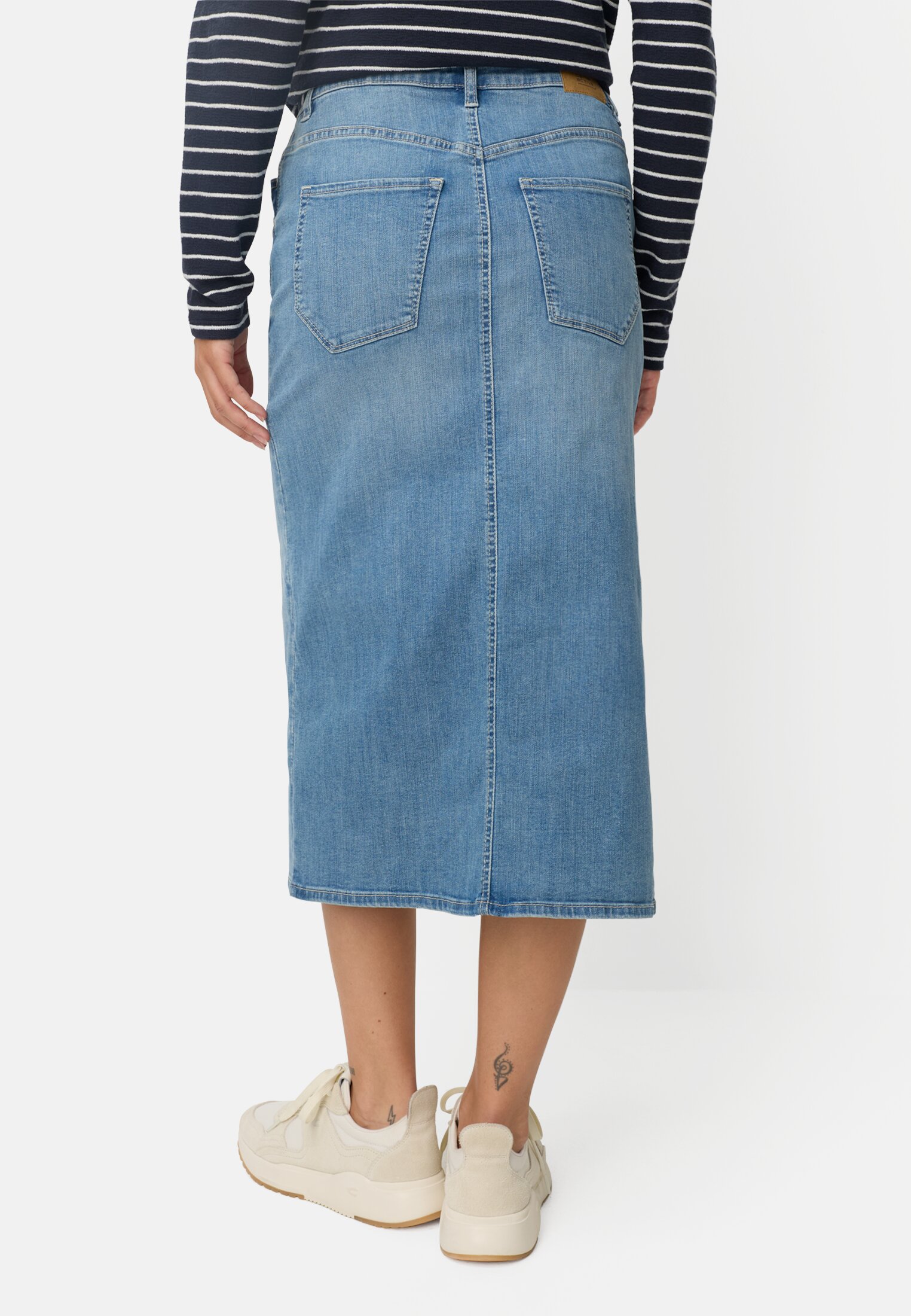 Damen Jeansrock mit 5-Pocket-Design Hellblau getragen hinten
