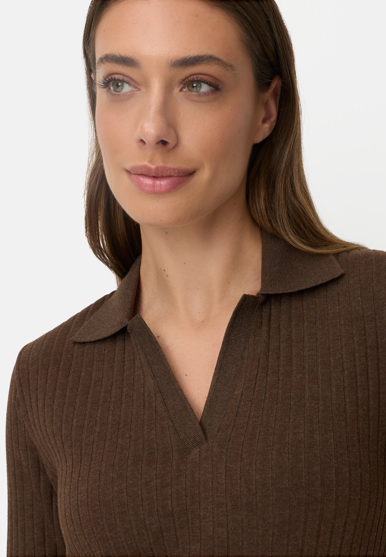 Damen Kleid aus Baumwollgemisch Braun getragen detailliert nah